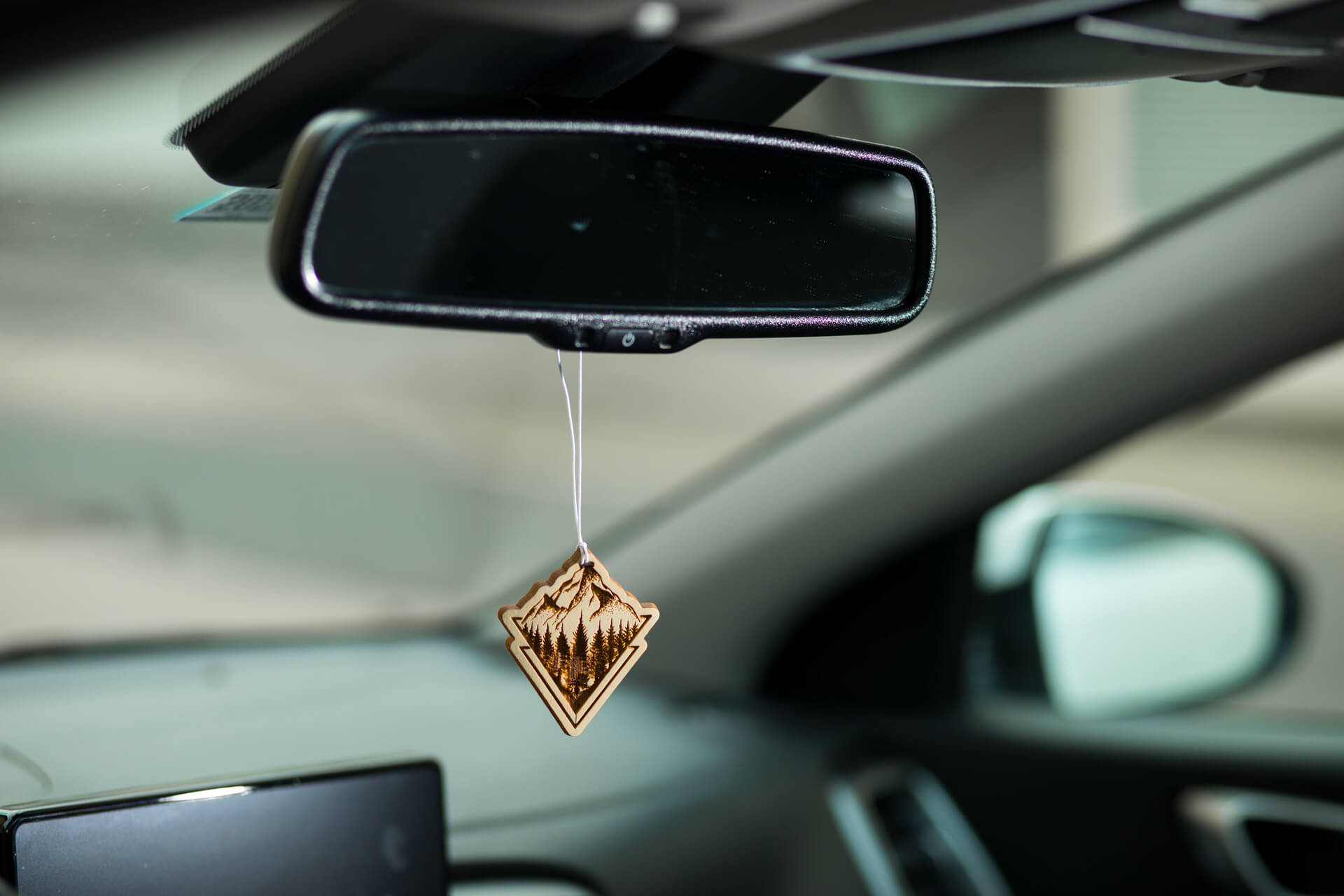 Autoduft aus Zirbe "Berge Natur", Ansicht hängendim Auto