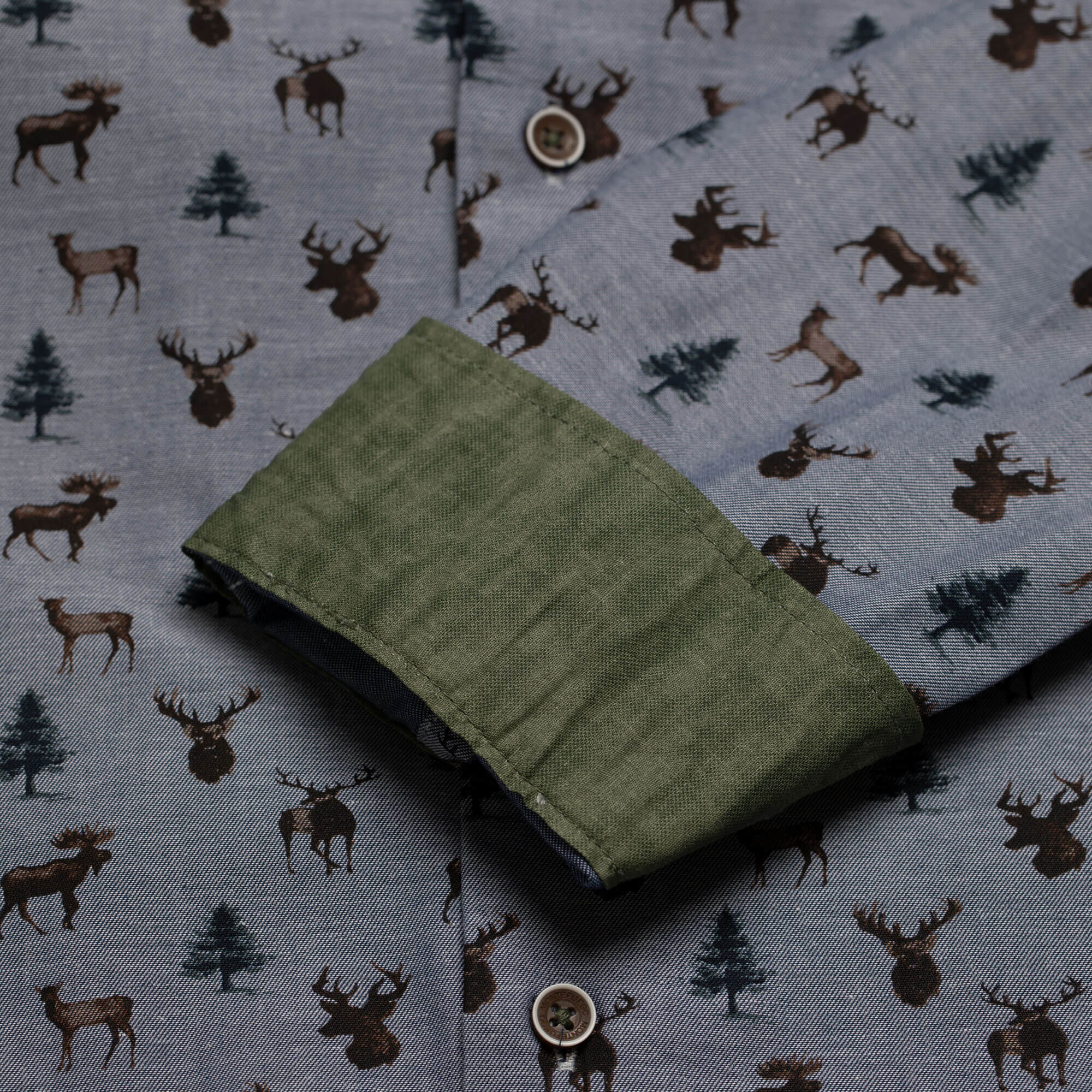 Detailansicht des Herren Langarm Hemd "Hirsch", in der Farbe Blau, mit Muster Hirschkopf, Reh und Tannenbaum