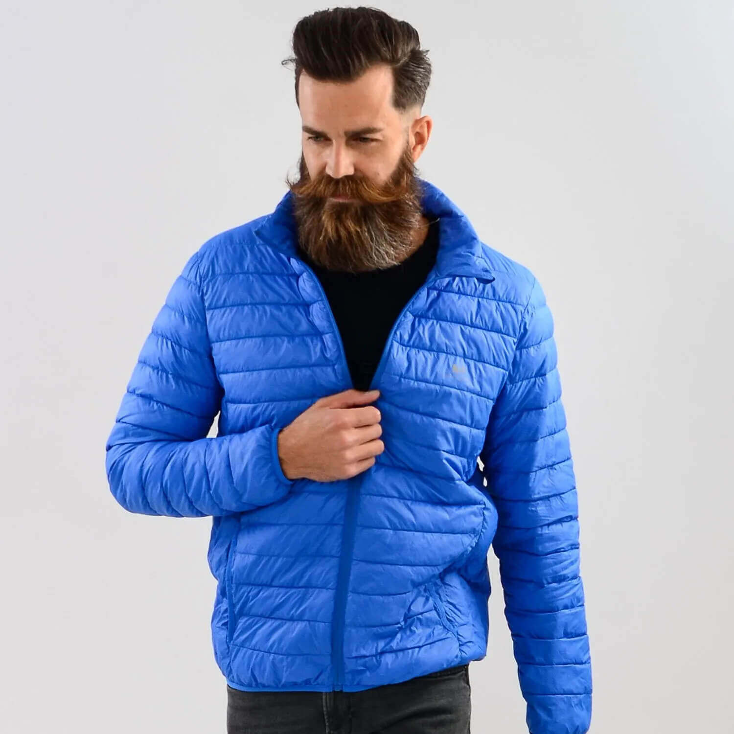 Vorderansicht der "Unisex Daunen-Steppjacke", in der Farbe Blau, von Modell getragen