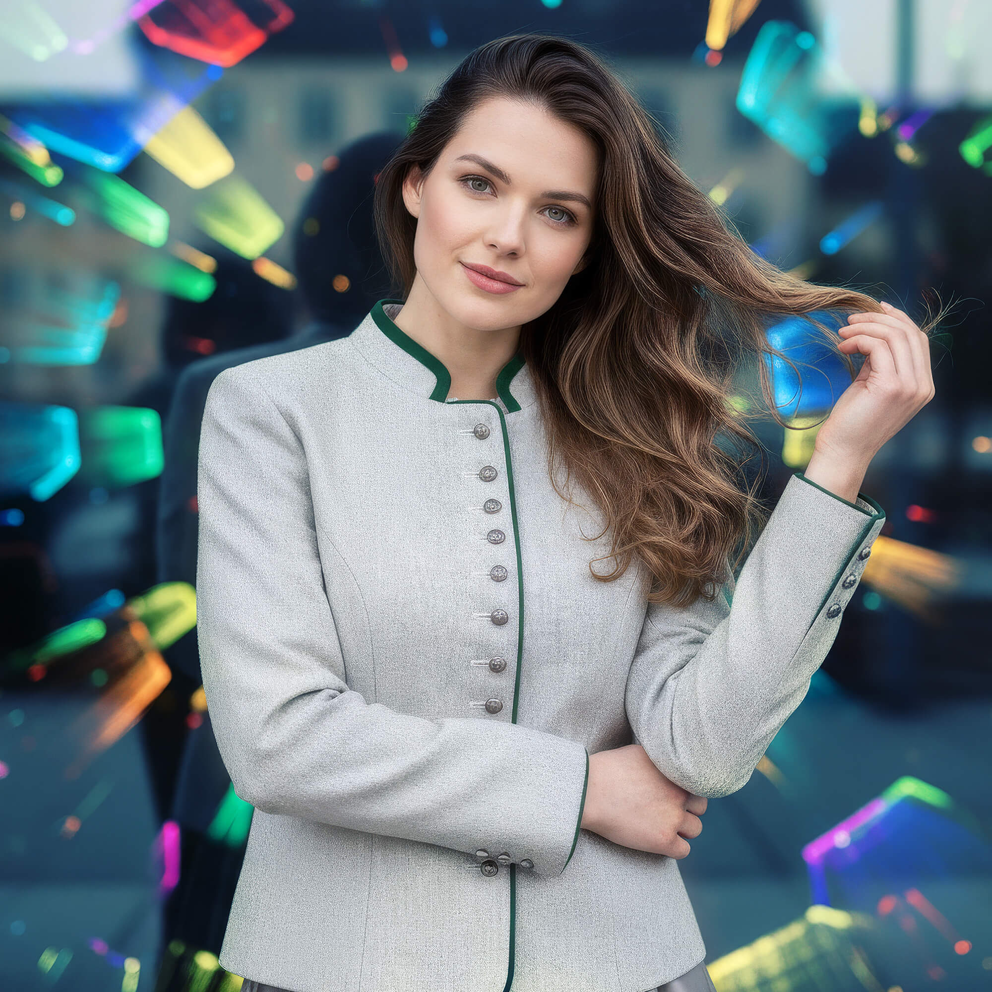 Elegante, graue Trachtenjacke mit grünen Akzenten, getragen von einer jungen Frau