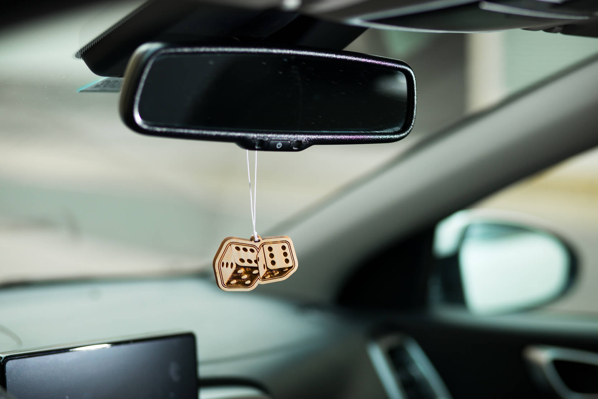 Ansicht des Autodufts aus Zirbenholz "Wuerfel", im Auto hängend