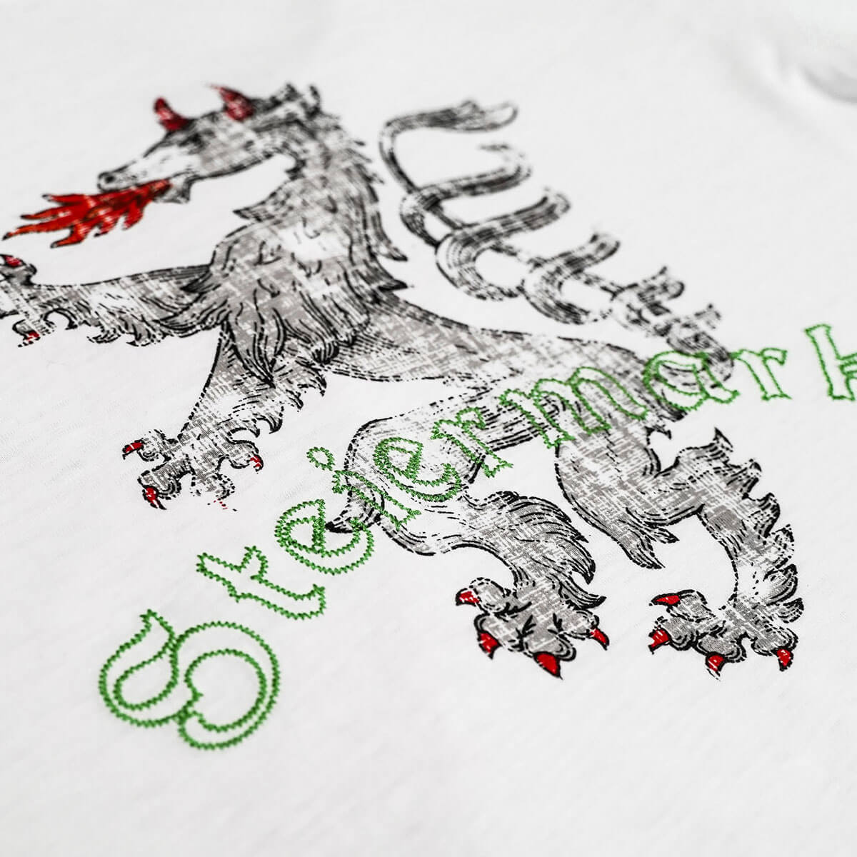 Ansicht des Herren T-Shirts "Steiermark", in Weiß, Detail Druck und Schriftzug