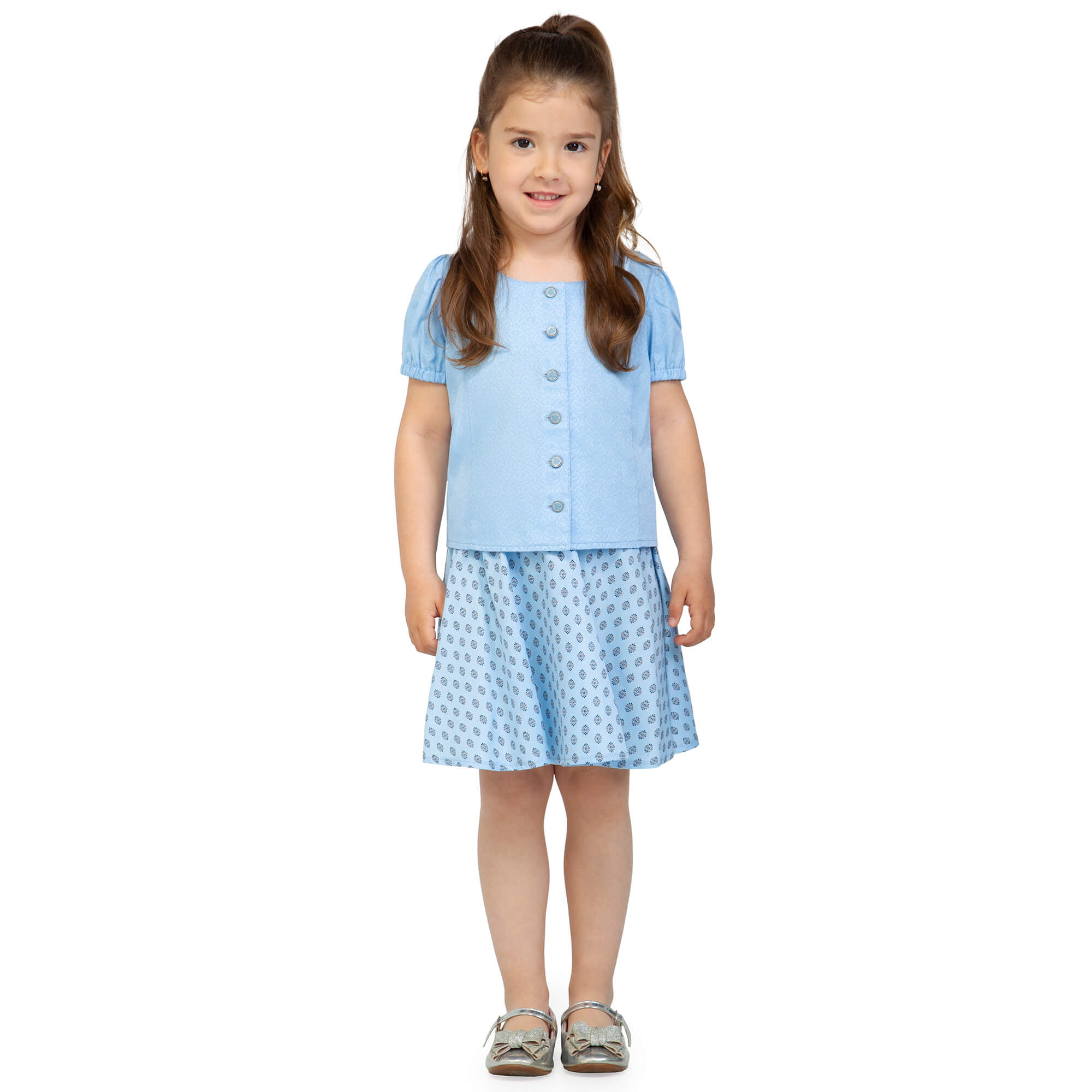 Vorderansicht der Kinder Bluse "Hazel" in der Farbe Hellblau, von einem Model getragen