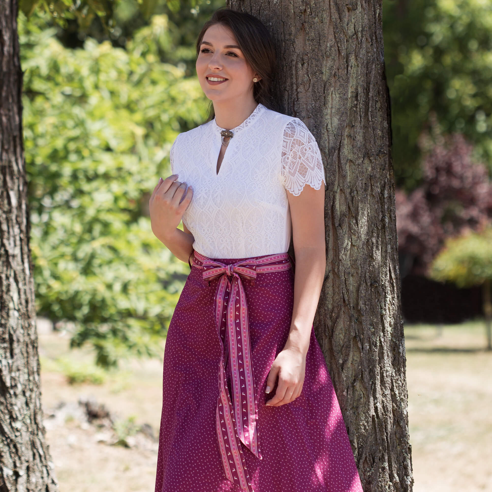 Vorderansicht des Damen Rocks "Elaine" in der Farbe Rosa von einem Model getragen