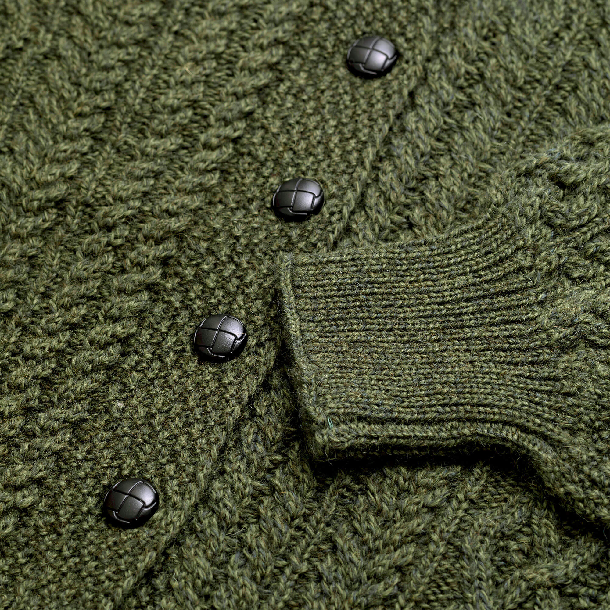 Detailansicht der Damen Strickjacke "Alma", mit langen, weiten Ärmeln, in der Farbe Grün, Ausschnitt Ärmelabschluss und Knopfleiste