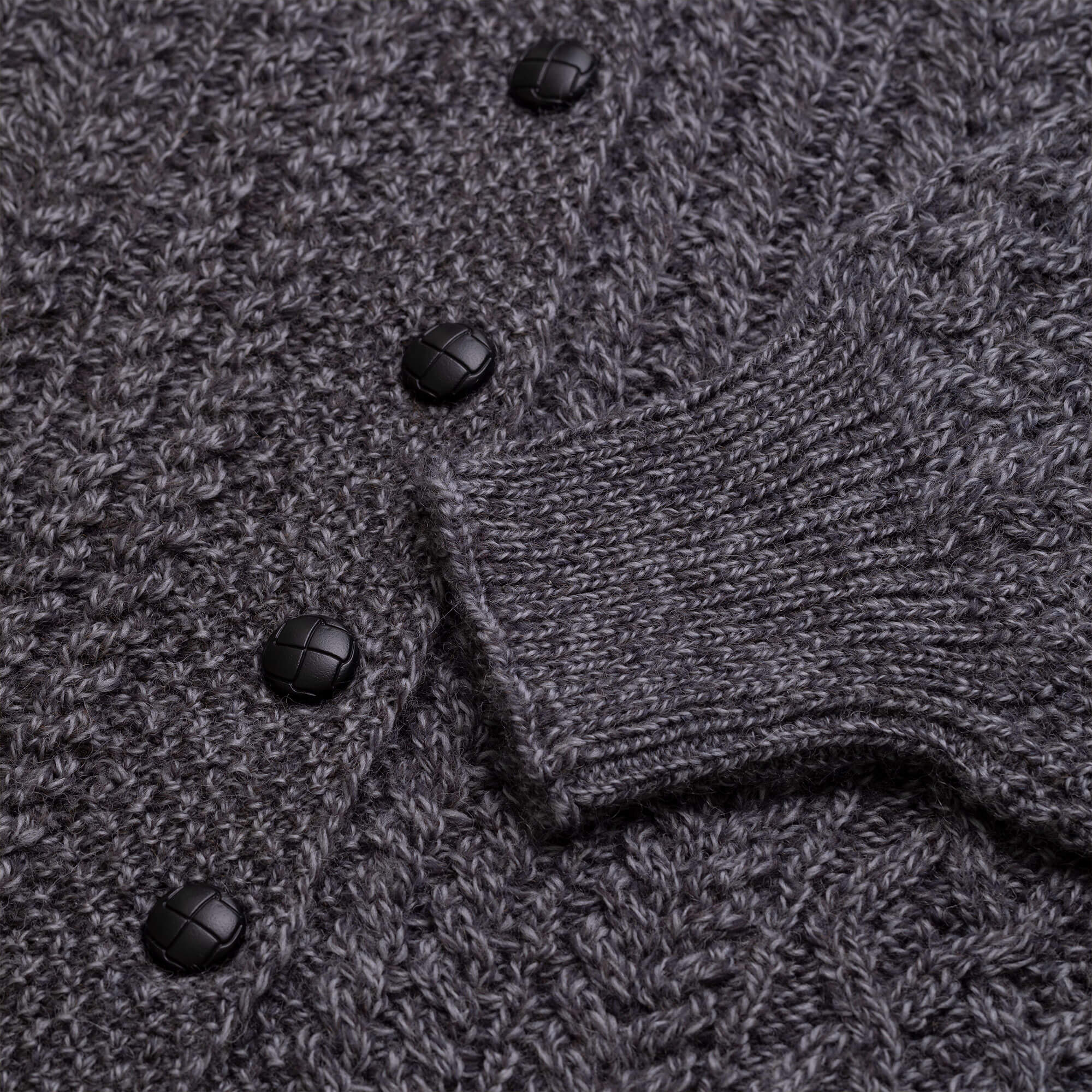 Detailansicht der Damen Strickjacke "Alma", mit langen, weiten Ärmeln, in der Farbe Anthrazit, Ausschnitt Ärmelabschluss und Knopfleiste