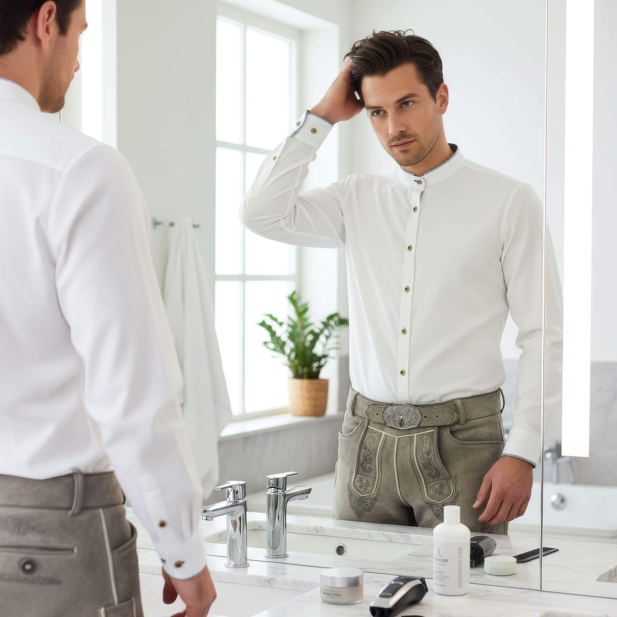 Weißes Herren Trachtenhemd, getragen von einem jungen Mann vor einem Spiegel