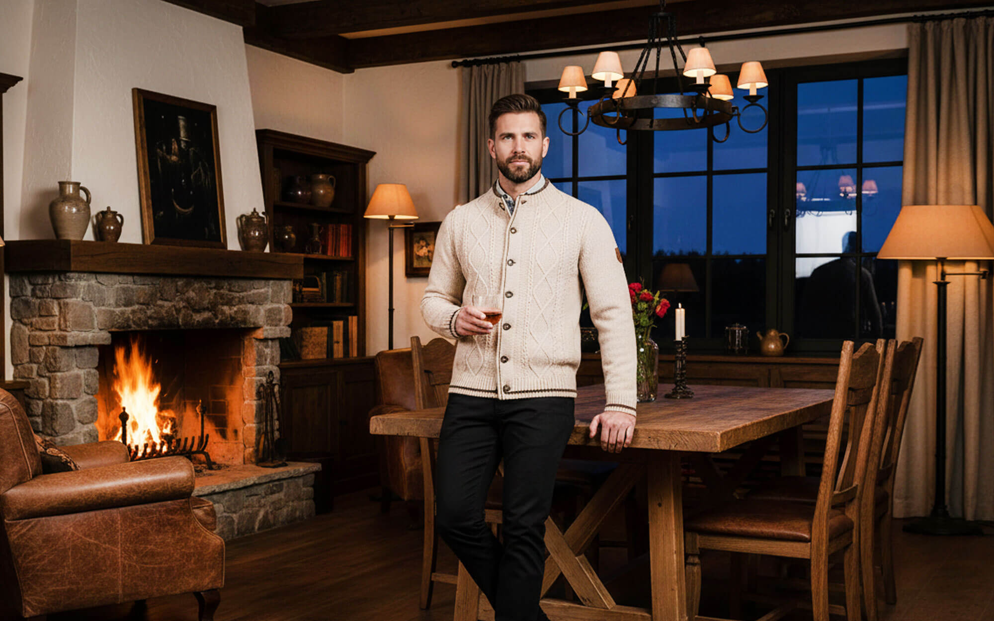 Strickjacken für Herren, Mann mit Strickjacke in gemütlicher Atmosphäre Zuhause