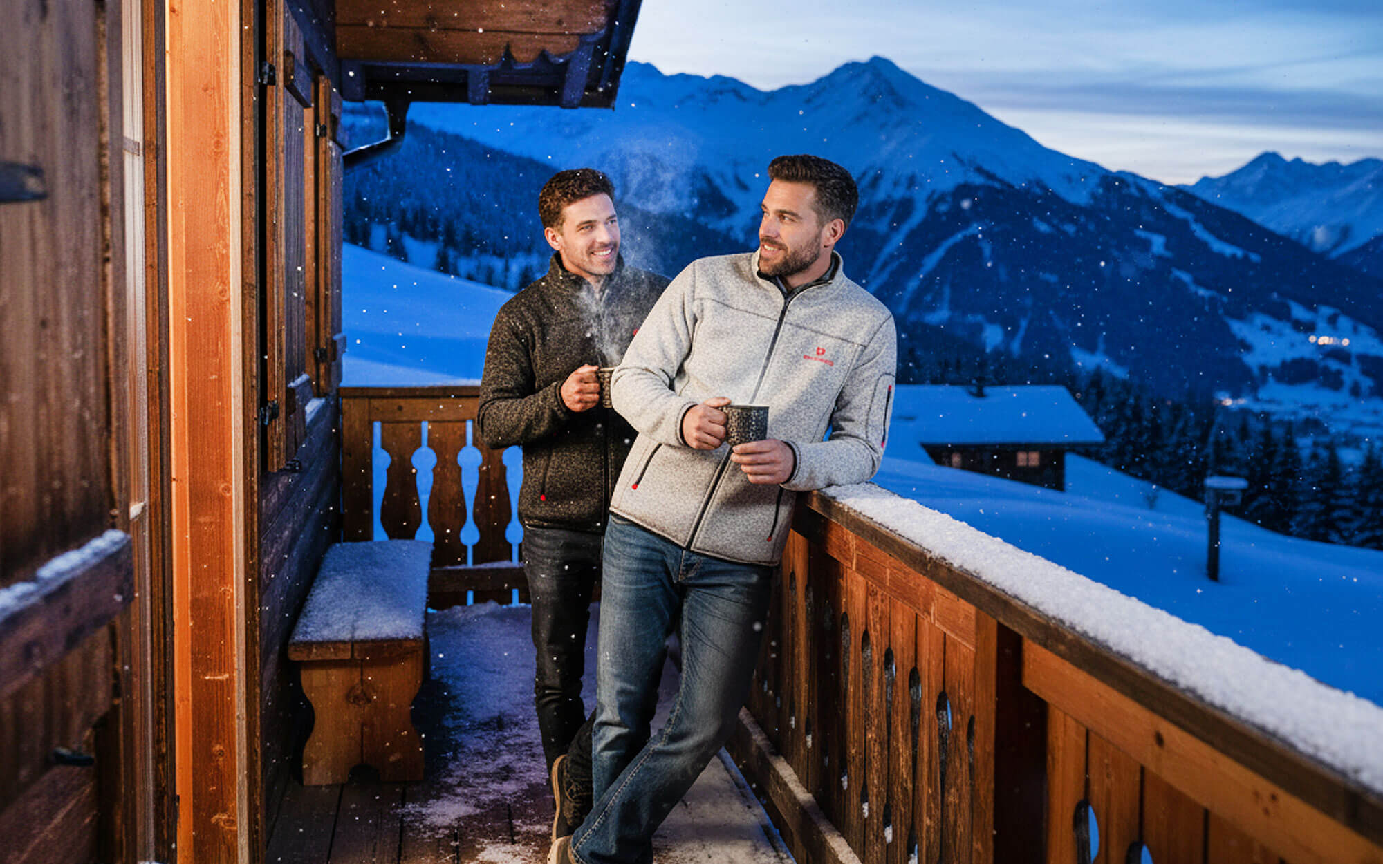 Zwei Herren mit Hellgrauer und Dunkelgrauer Fleecejacke auf Balkon im Winter