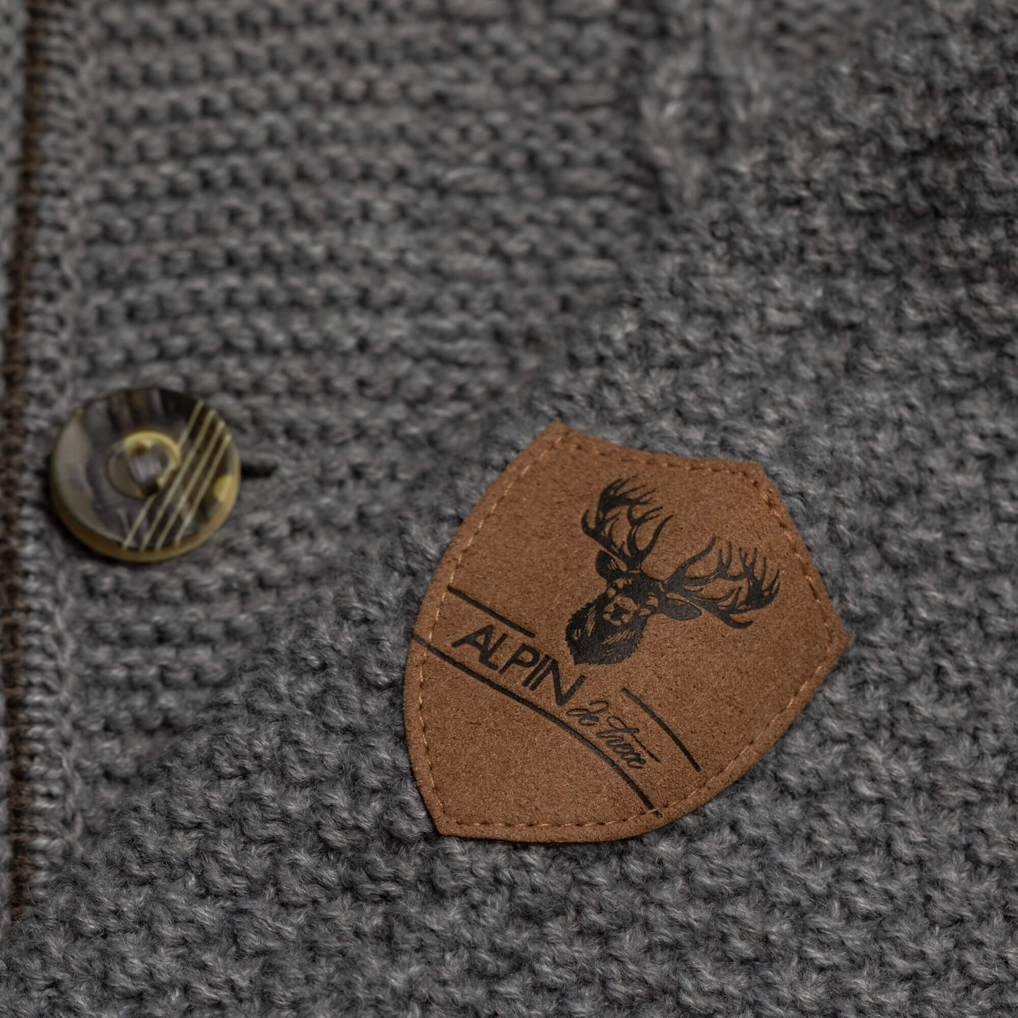 Detailansicht der Herren Strickjacke "Anton", in der Farbe Grau