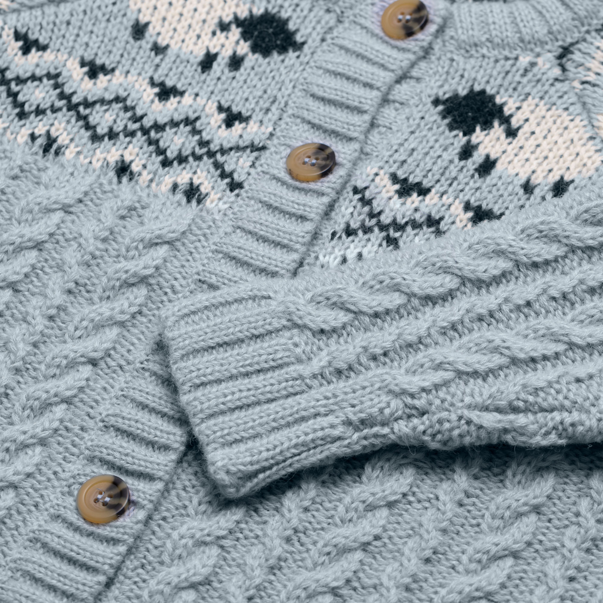 Detailansicht der Kinder Strickjacke "Shawn", in der Farbe Hellblau, mit Knopfleiste