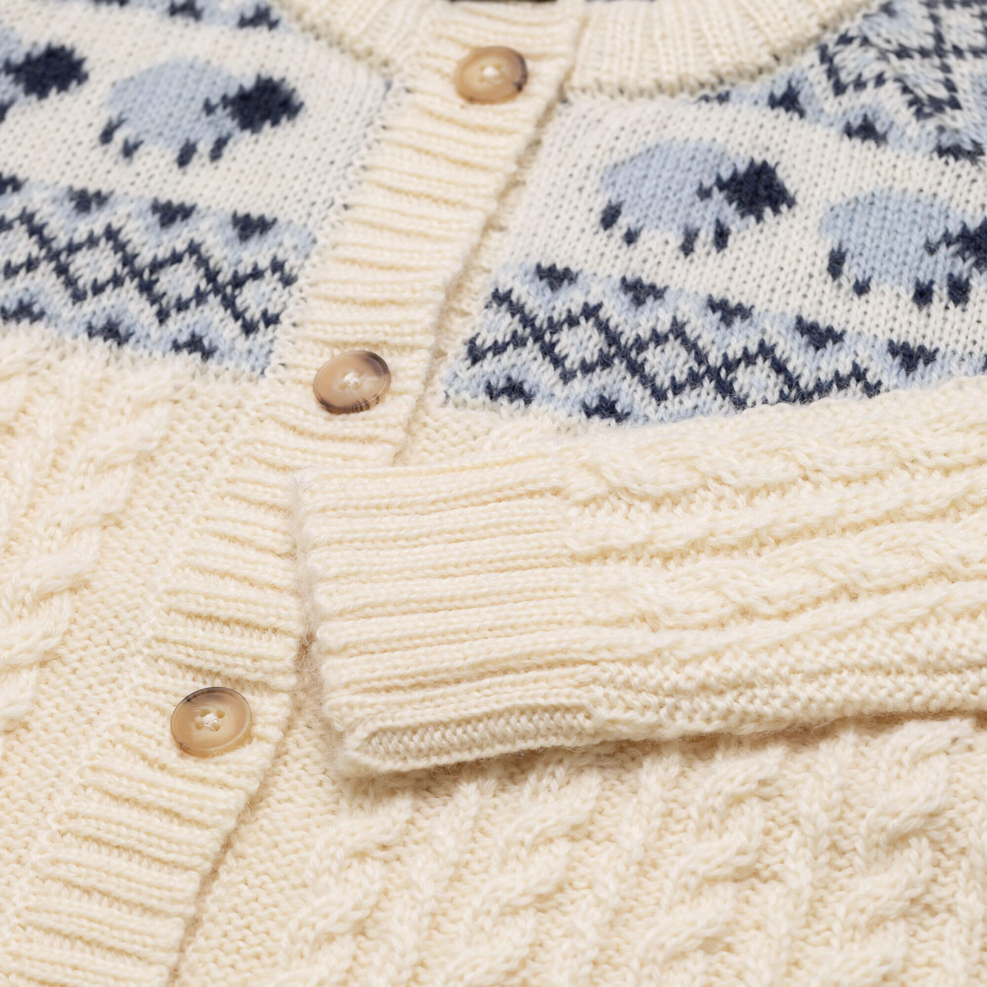 Detailansicht der Kinder Strickjacke "Shawn", in der Farbe Ecru