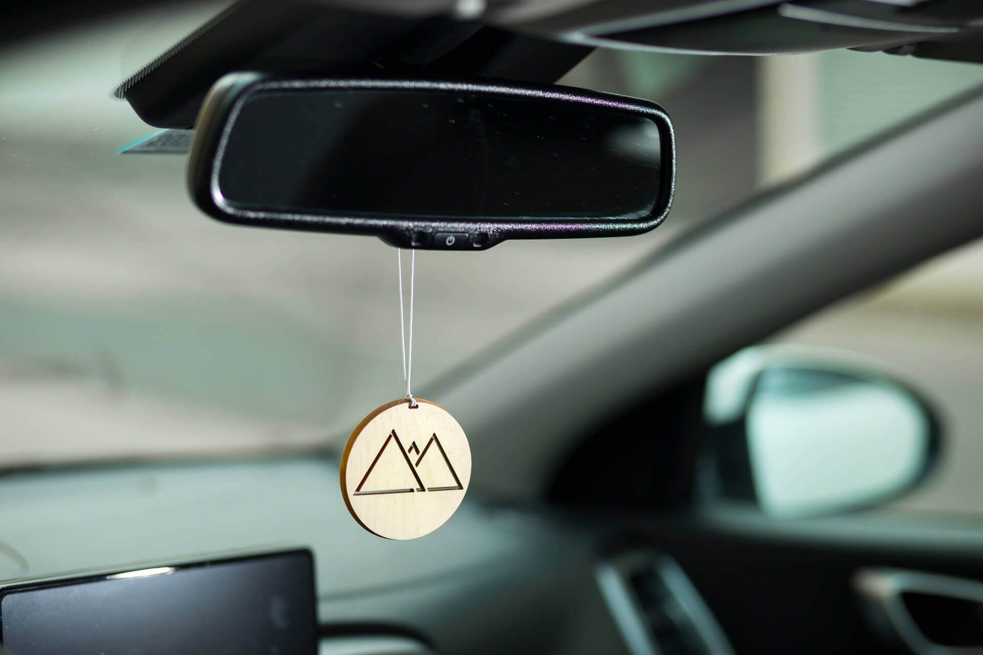 Ansicht des Autodufts aus Zirbe "Berg Symbolik", im Auto haengend