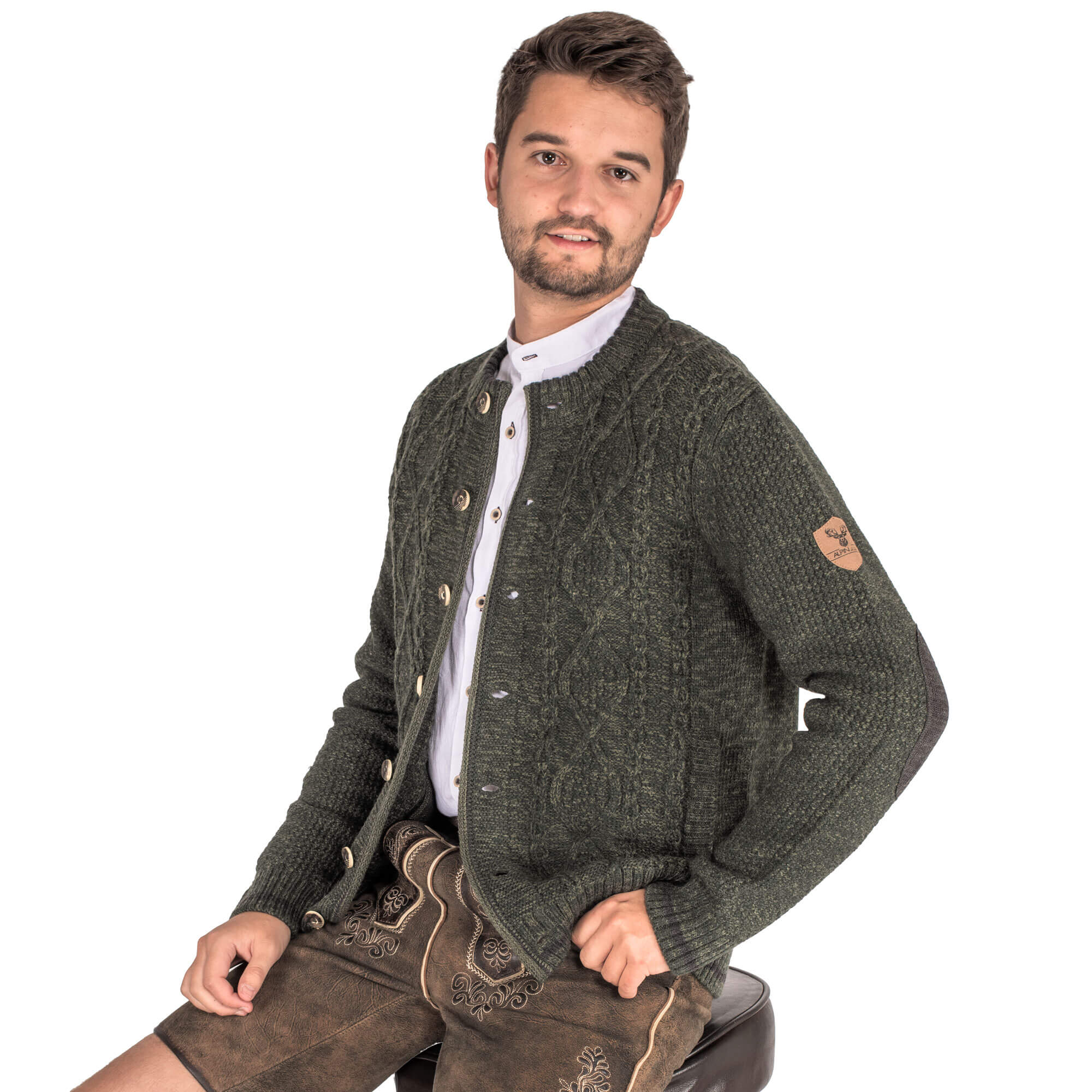 Seitenansicht der Herren Strickjacke "Anton", mit Model, in der Farbe Grün