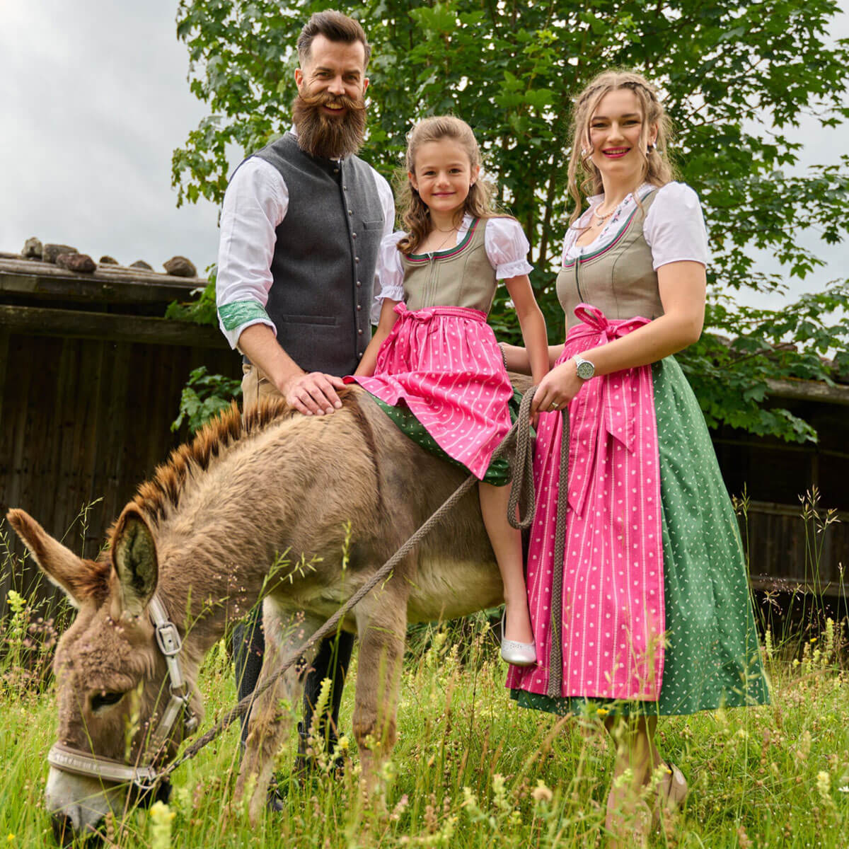 Vorderansicht des Kinder Dirndls "Irmi" in der Farbe Helloliv-Pink, von Models getragen