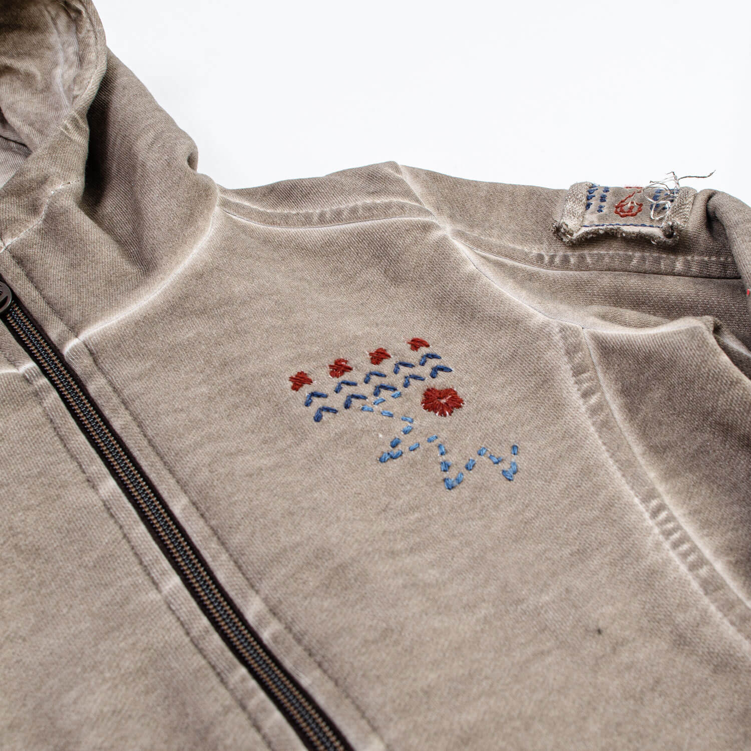 Vorderansicht der Kinder Sweaterjacke "Vintage", in der Farbe Braun, Detail Stickerrei oben