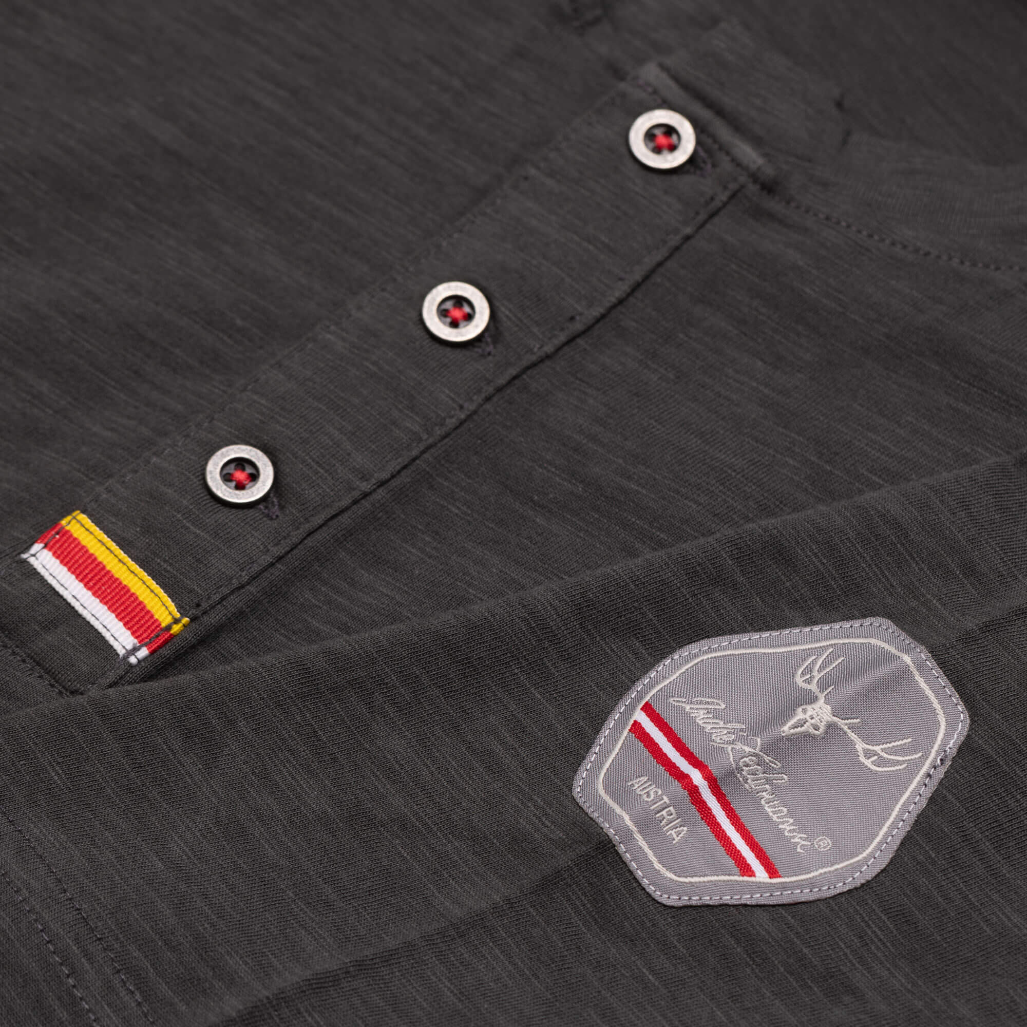 Detailansicht des Herren T-Shirt "Kärnten", in der Farbe Dunkelgrau, Knopfleiste vorne