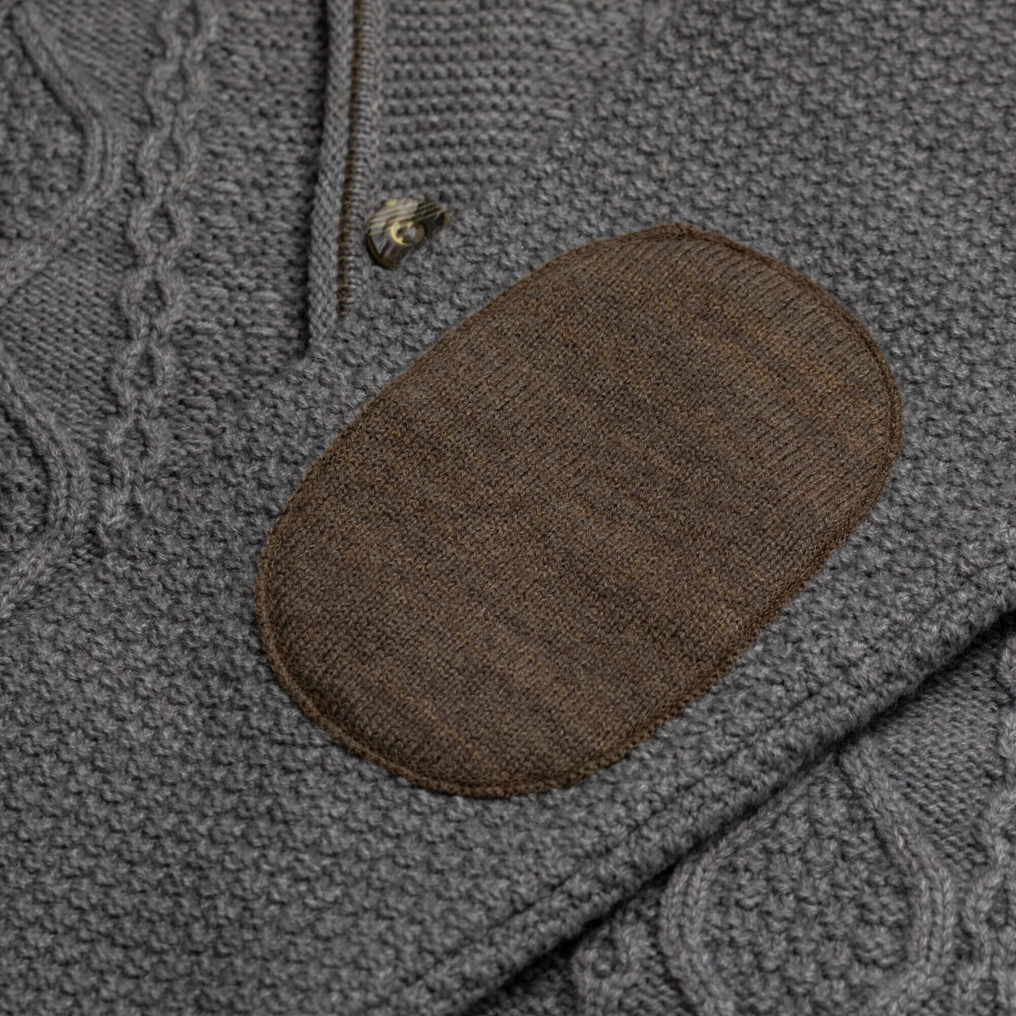 Detailansicht der Herren Strickjacke "Anton", in der Farbe Grau