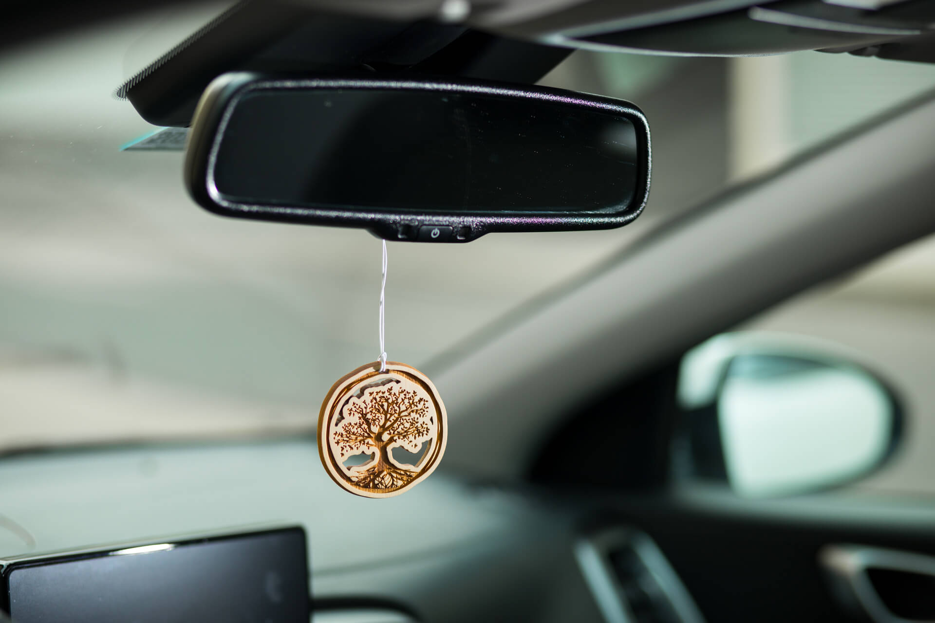 Ansicht des Autodufts aus Zirbe "Baum des Lebens", hängend im Auto