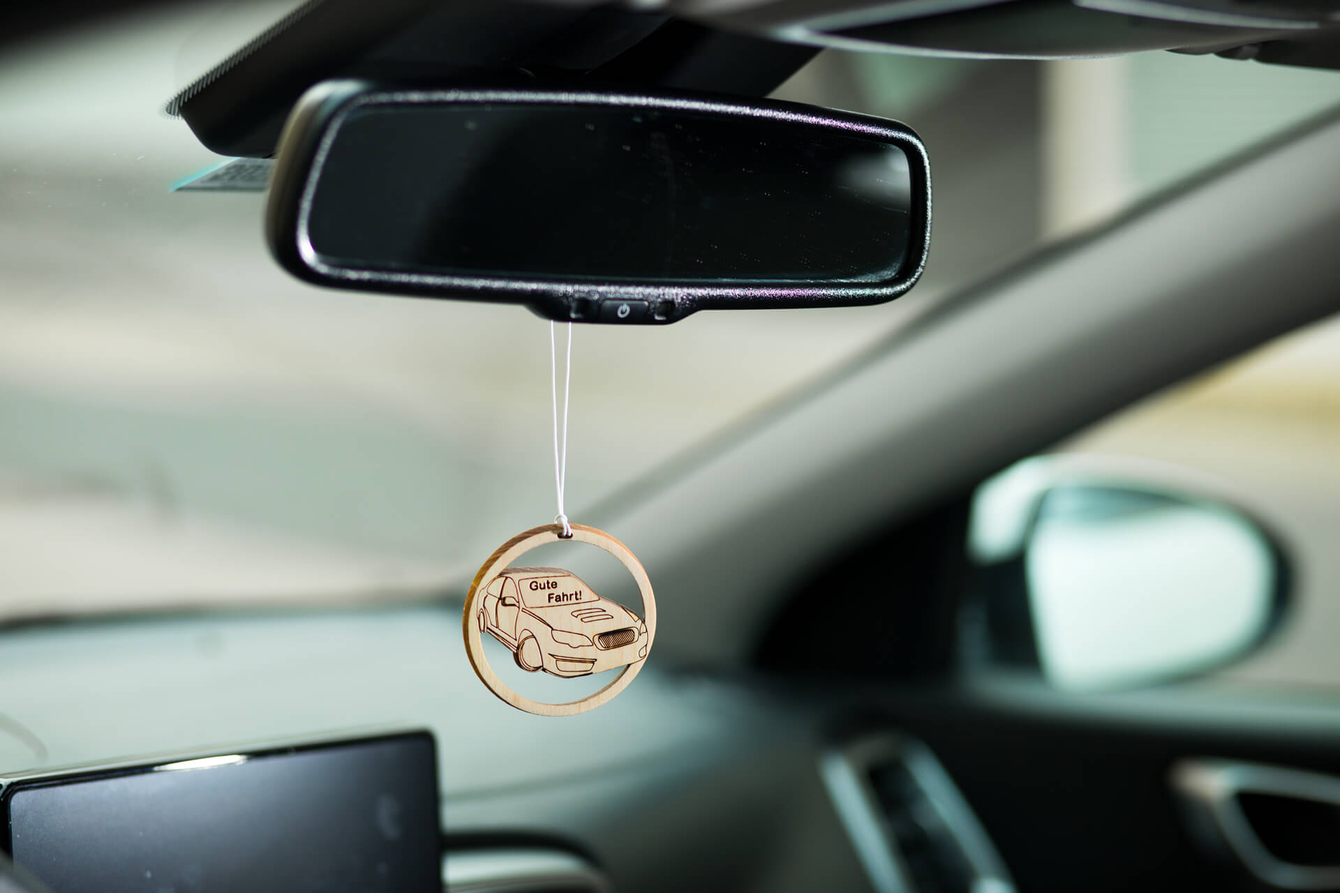 Ansicht des Autodufts aus Zirbe "Auto", hängend im Auto