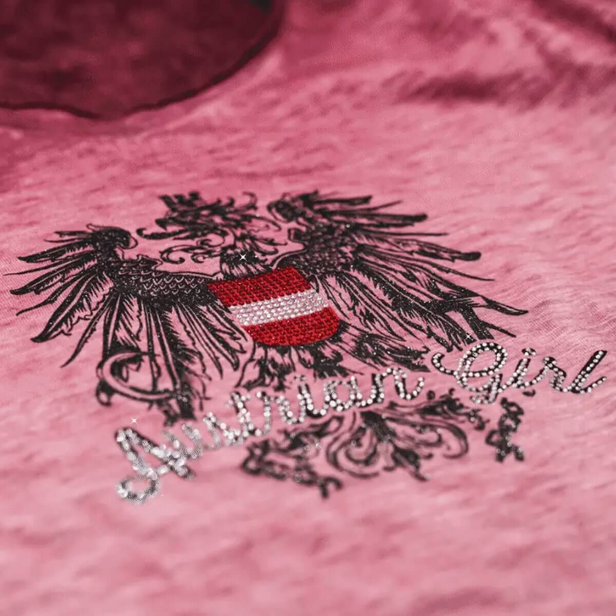 Vorderansicht des Damen T-Shirts "Austrian Girl", in der Farbe Rot, Detail Glitzer Druck