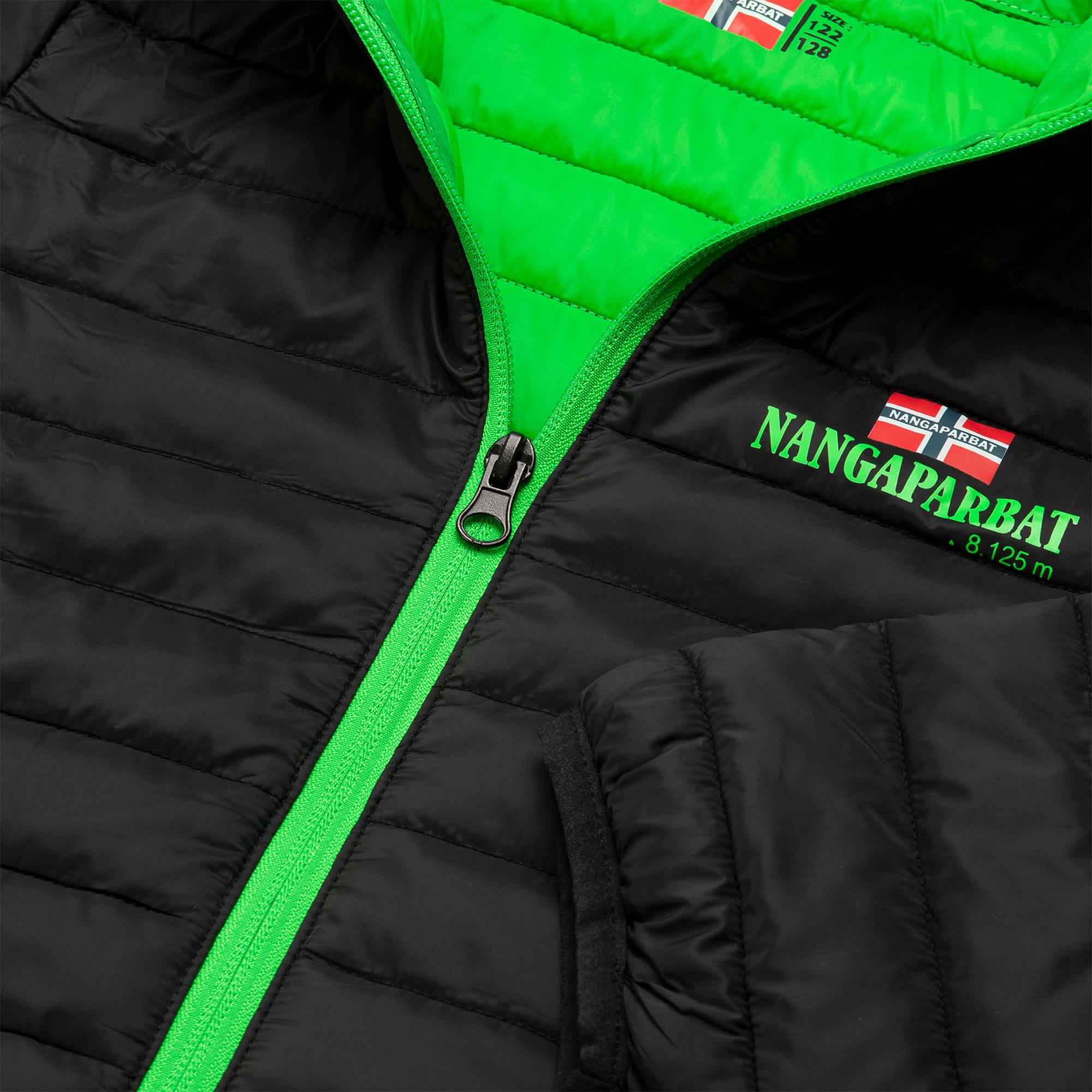 Detailansicht der ultraleichten Kinder Jacke "Nangaparbat", in der Farbe Grün