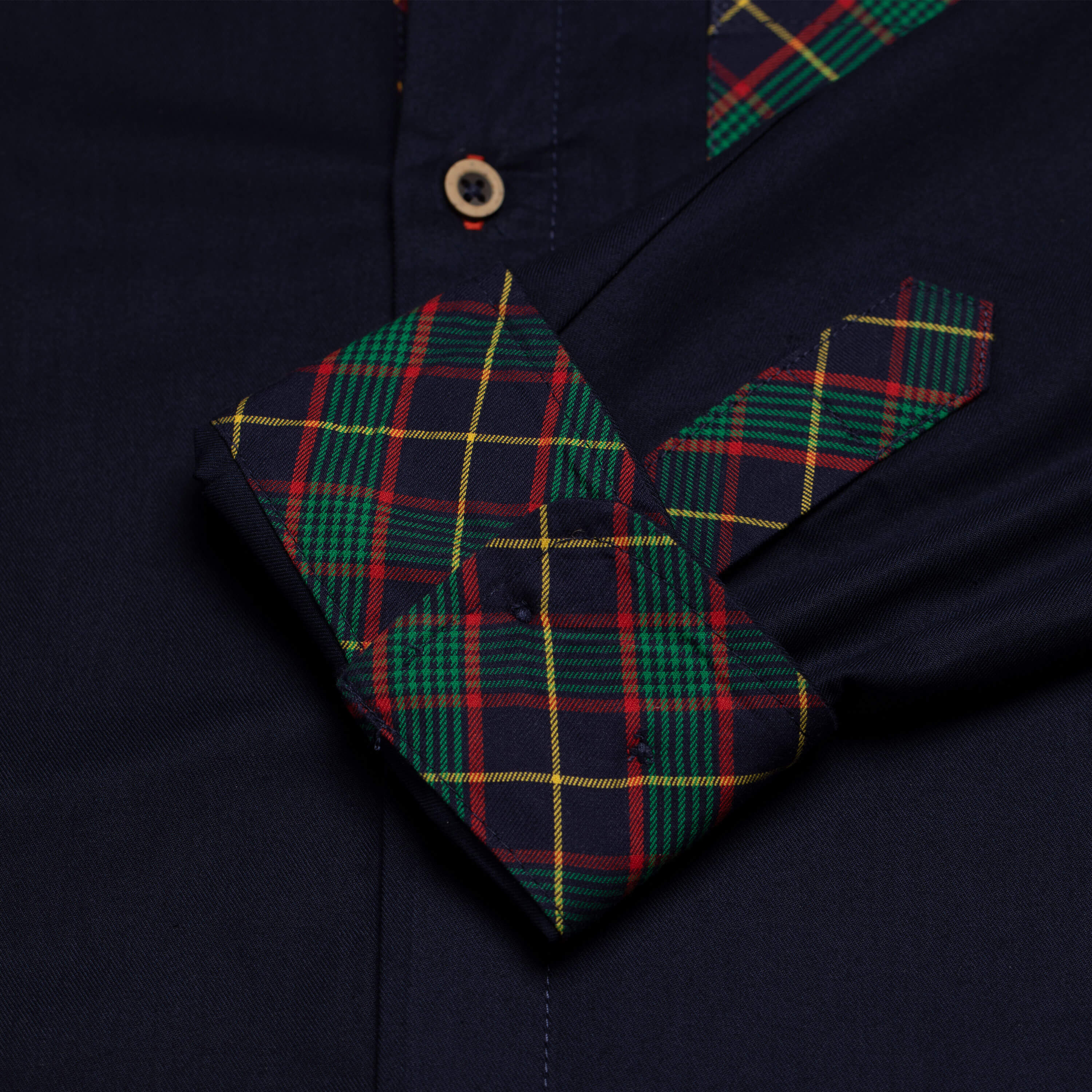 Detailansicht des Herren Hemd "Kärnten", mit langem Arm, in der Farbe Blau, Detail Ärmel Kariertes Innenfutter