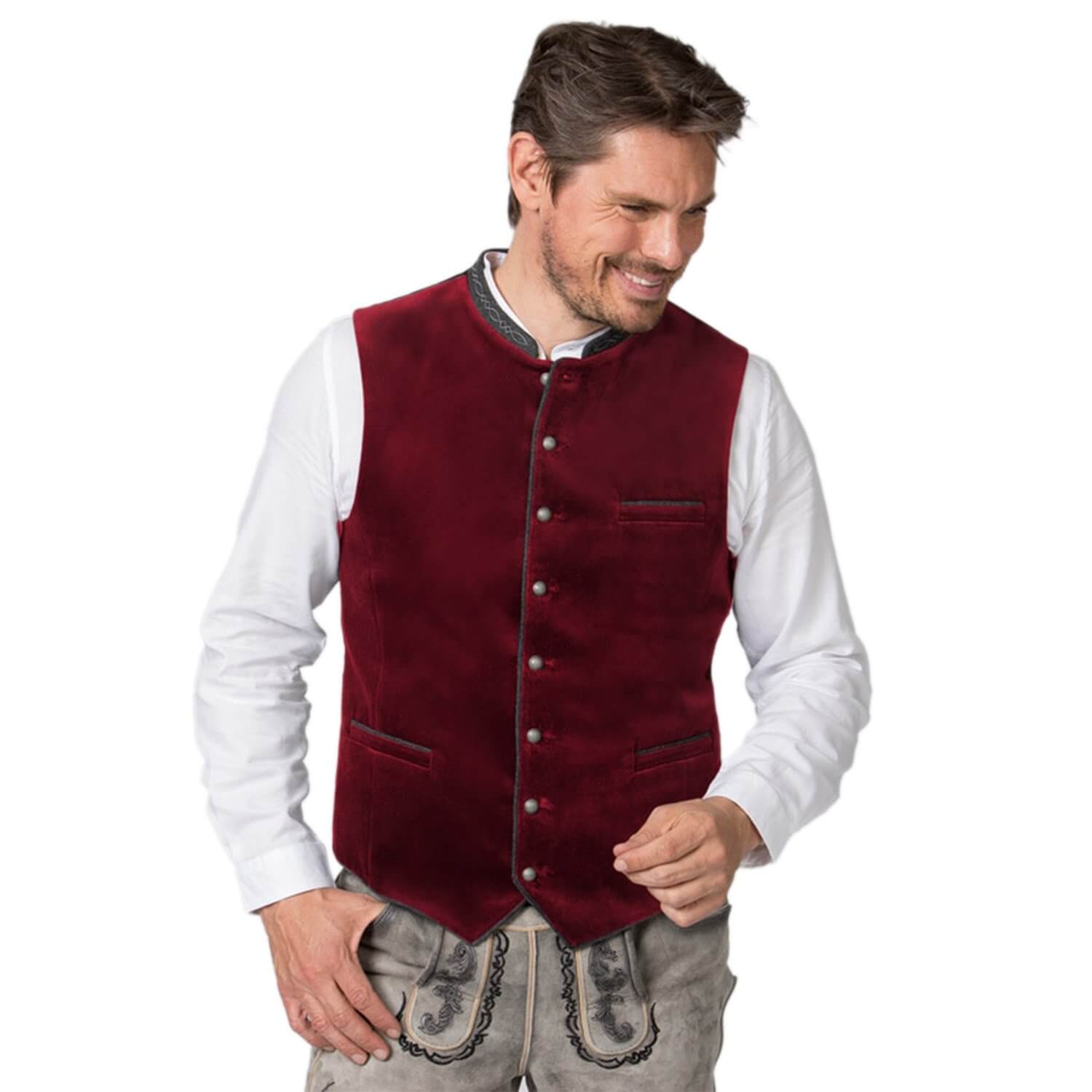 Vorderansicht des Herren Gilets "Lorenzo", in der Farbe Bordeaux, von einem Modell getragen