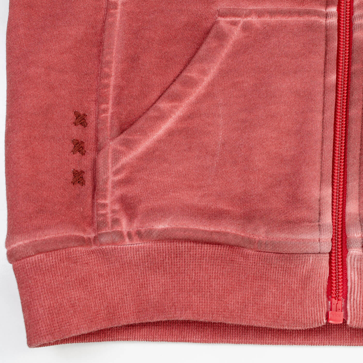 Vorderansicht der Kinder Sweaterjacke "Vintage", in der Farbe Rot, Detail Stickerrei unten