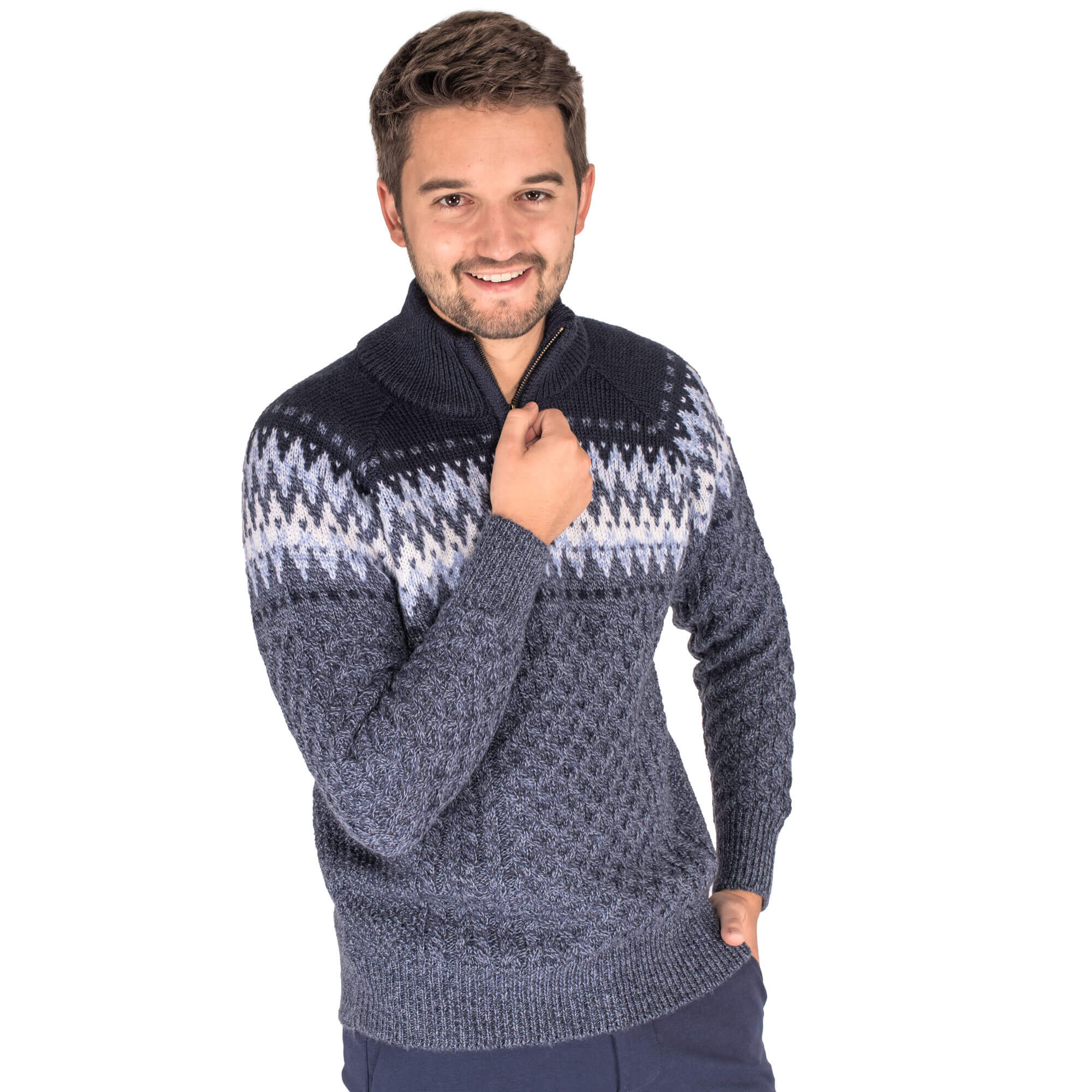 Herren Model mit Norweger Pullover in der Farbe Blau-Weiß