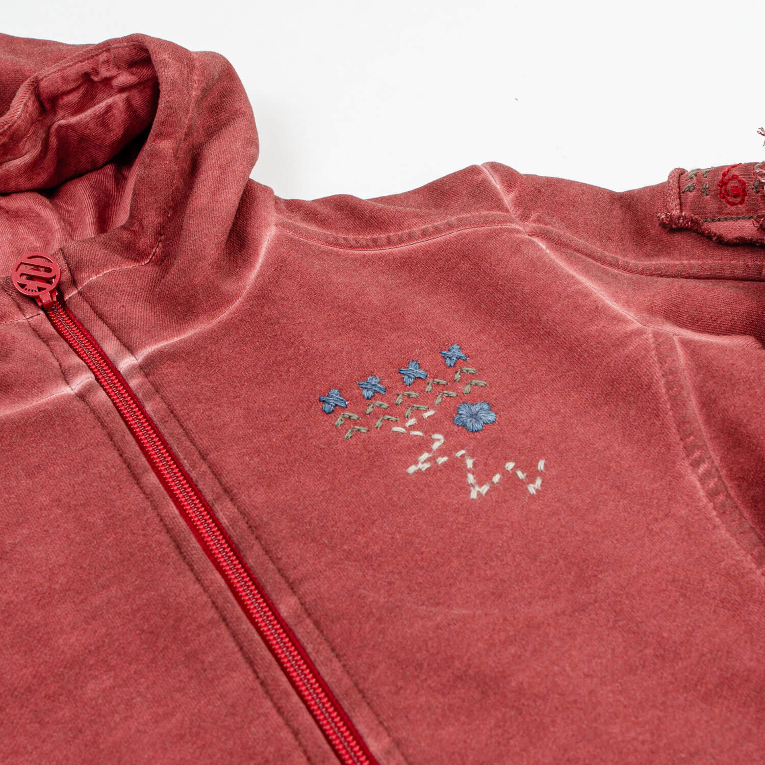 Vorderansicht der Kinder Sweaterjacke "Vintage", in der Farbe Rot, Detail Stickerrei oben