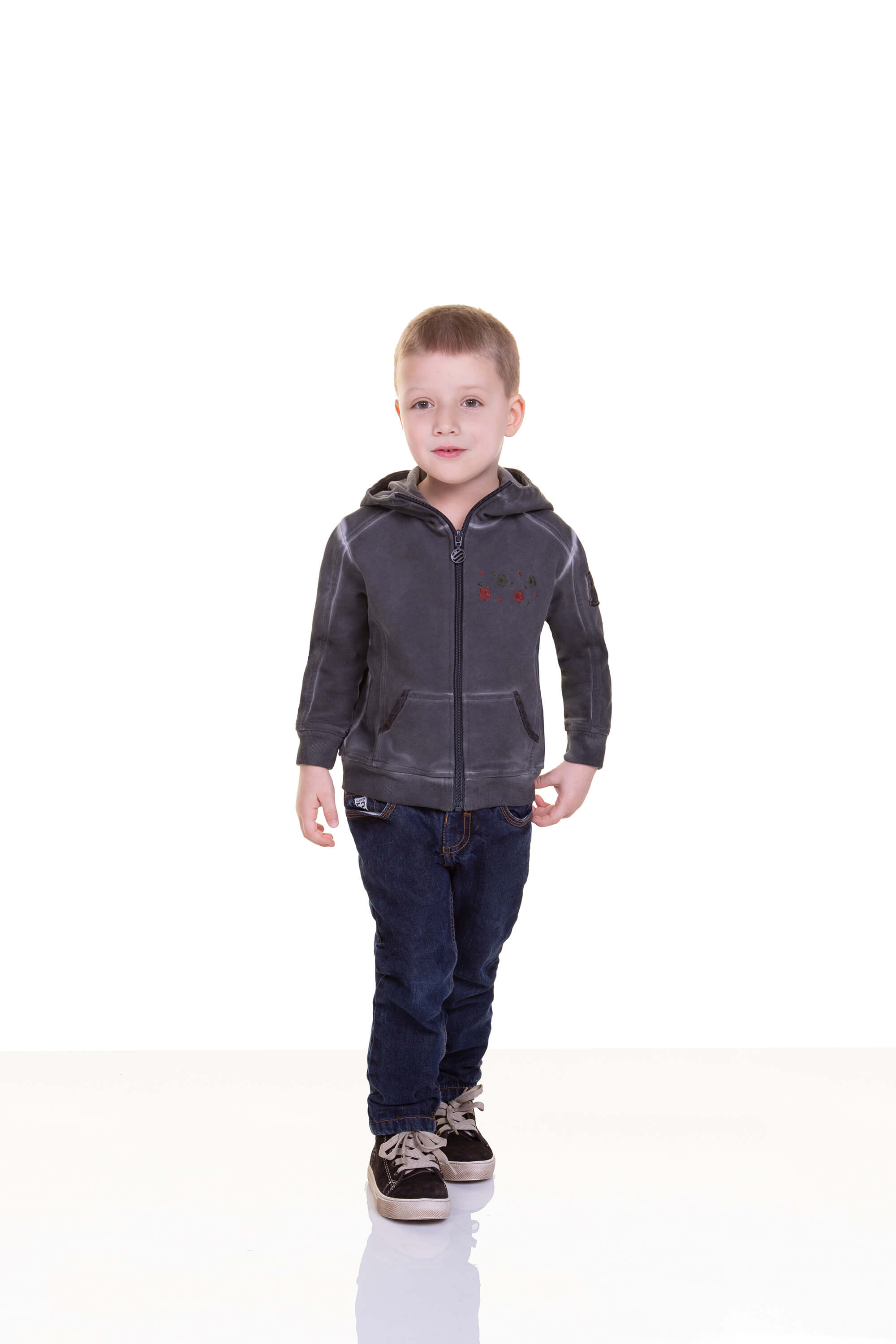Vorderansicht der Kinder Jacke "Felix" in der Farbe Anthrazit getragen von einem Model