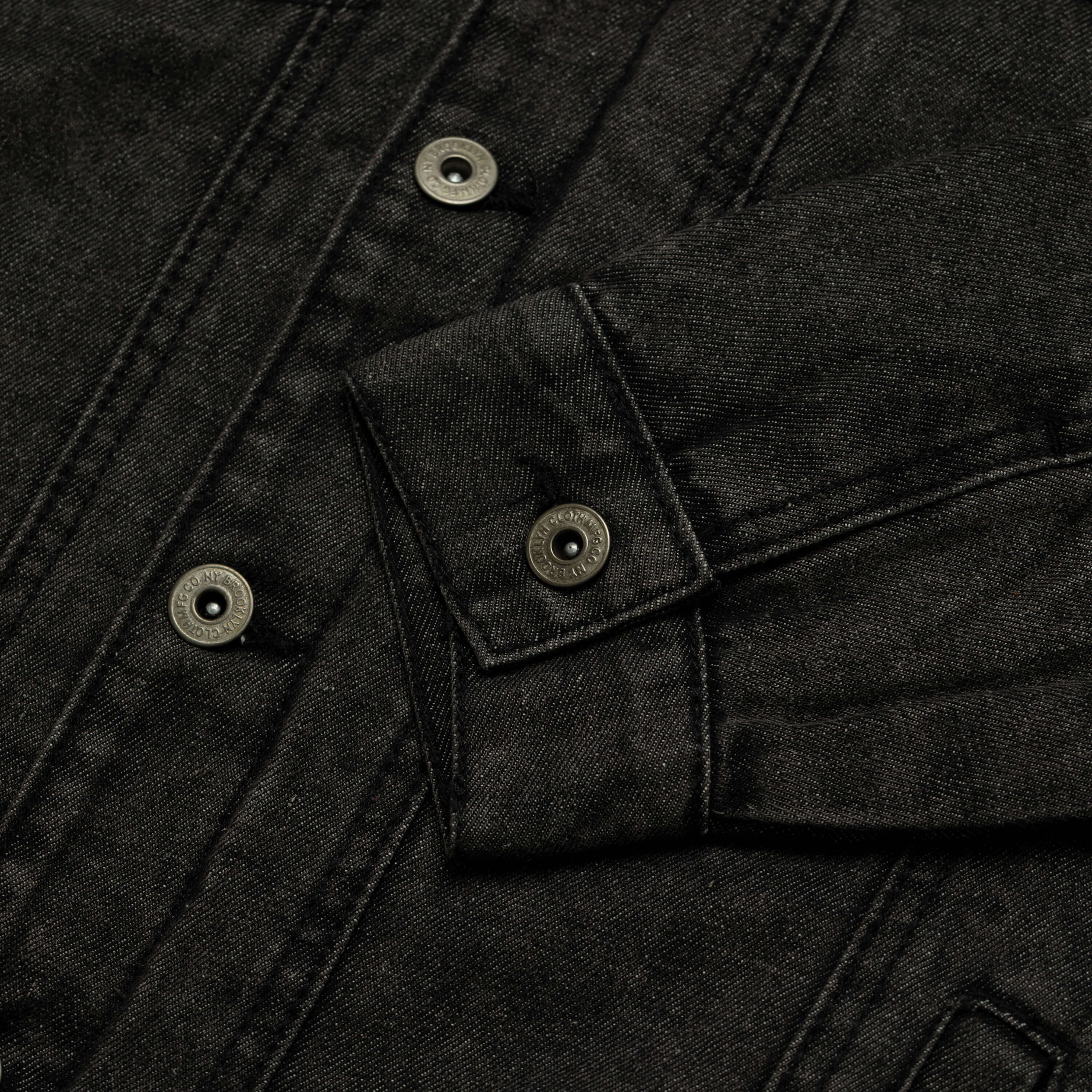 Detailansicht der Herren Jacke in Jeans Optik mit weißem Teddyfutter, in der Farbe Stonewash