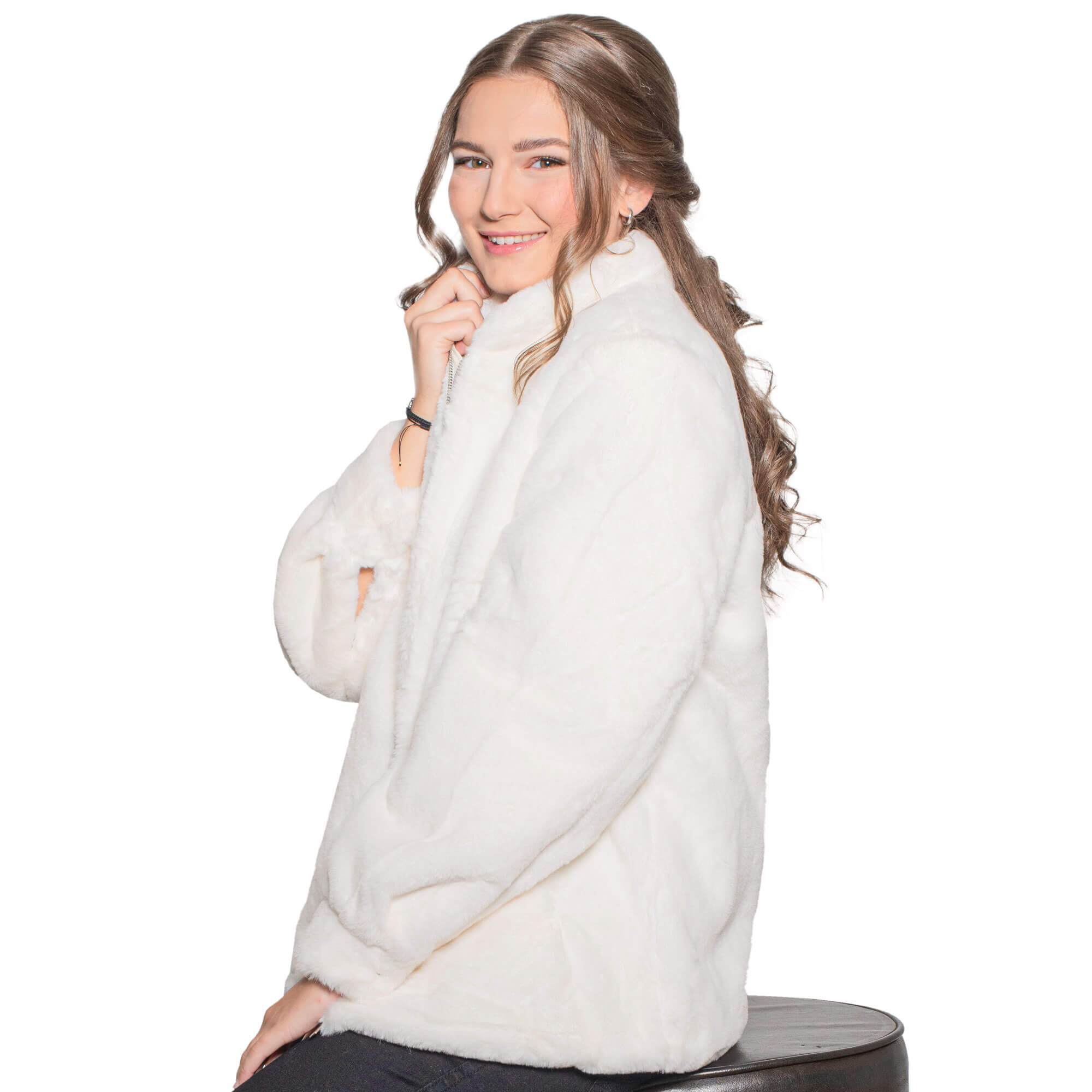 Vorderansicht der Damen Kuscheljacke "Nina", in der Farbe Off White, von einem Modell getragen