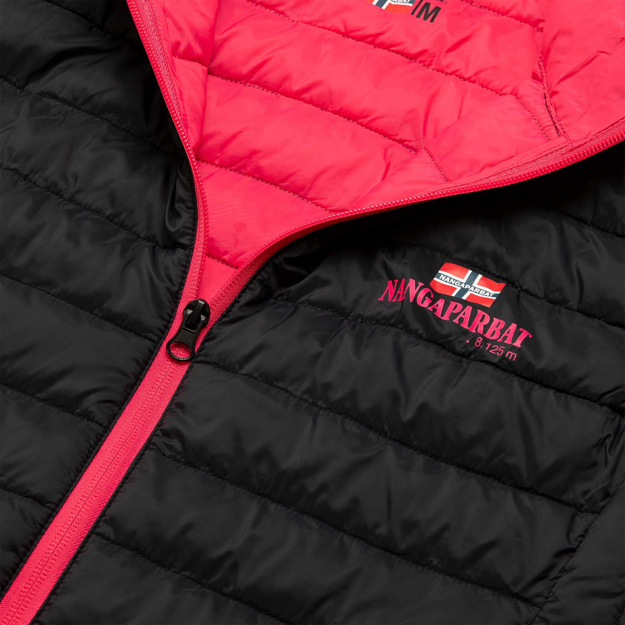 Detailansicht der ultraleichten Damen Weste "Nangaparbat", in der Farbe Schwarz / Magenta