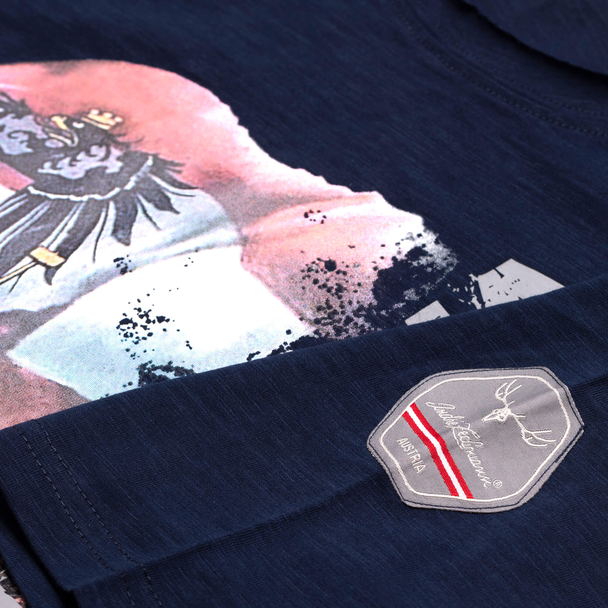 Detailansicht des Herren T-Shirt "Austria", in der Farbe Blau, mit Patch am Ärmel