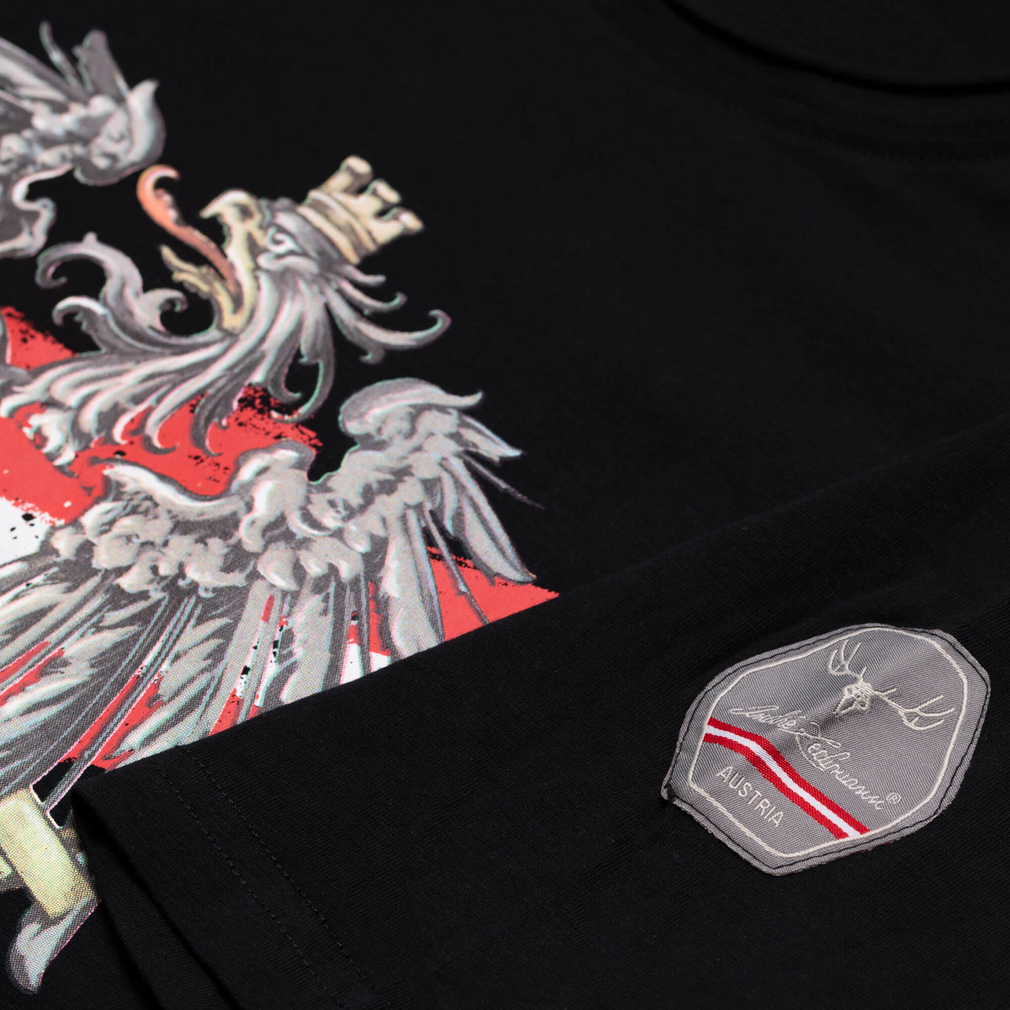 Detailansicht des Herren T-Shirt "Austria", in der Farbe Schwarz, mit Patch am Ärmel