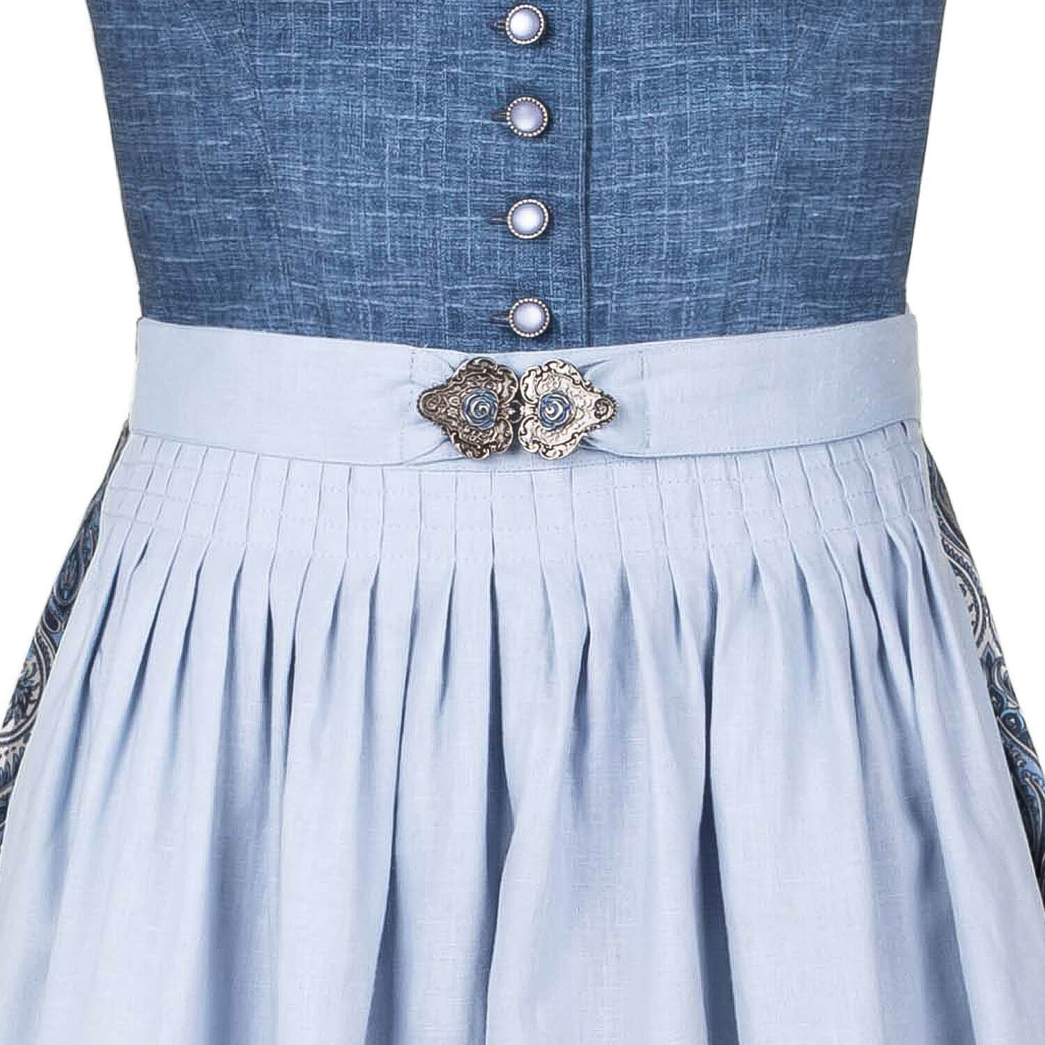 Detailansicht der Schnalle und Schürze des Damen Dirndl "Manuela" in der Farbe Rauchblau