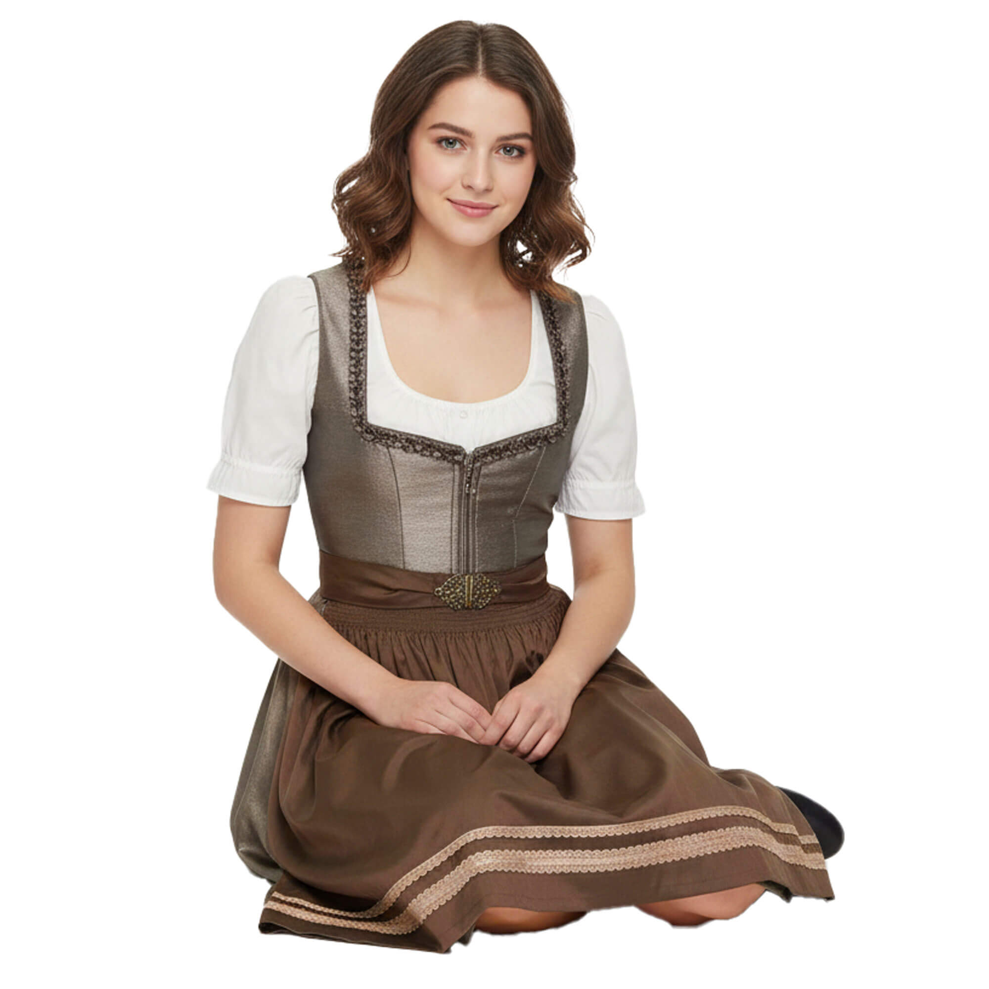 Vorderansicht des Damen Dirndl "Fona" in der Farbe Braun von Model getragen sitzend