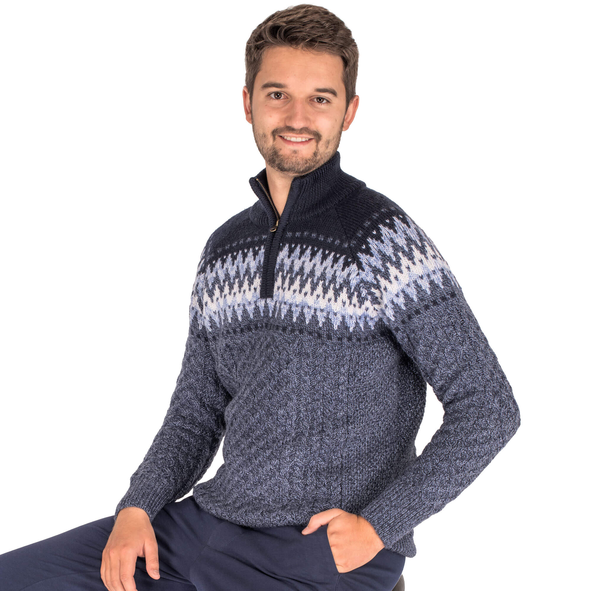 Herren Model mit Norweger Pullover in der Farbe Blau-Weiß