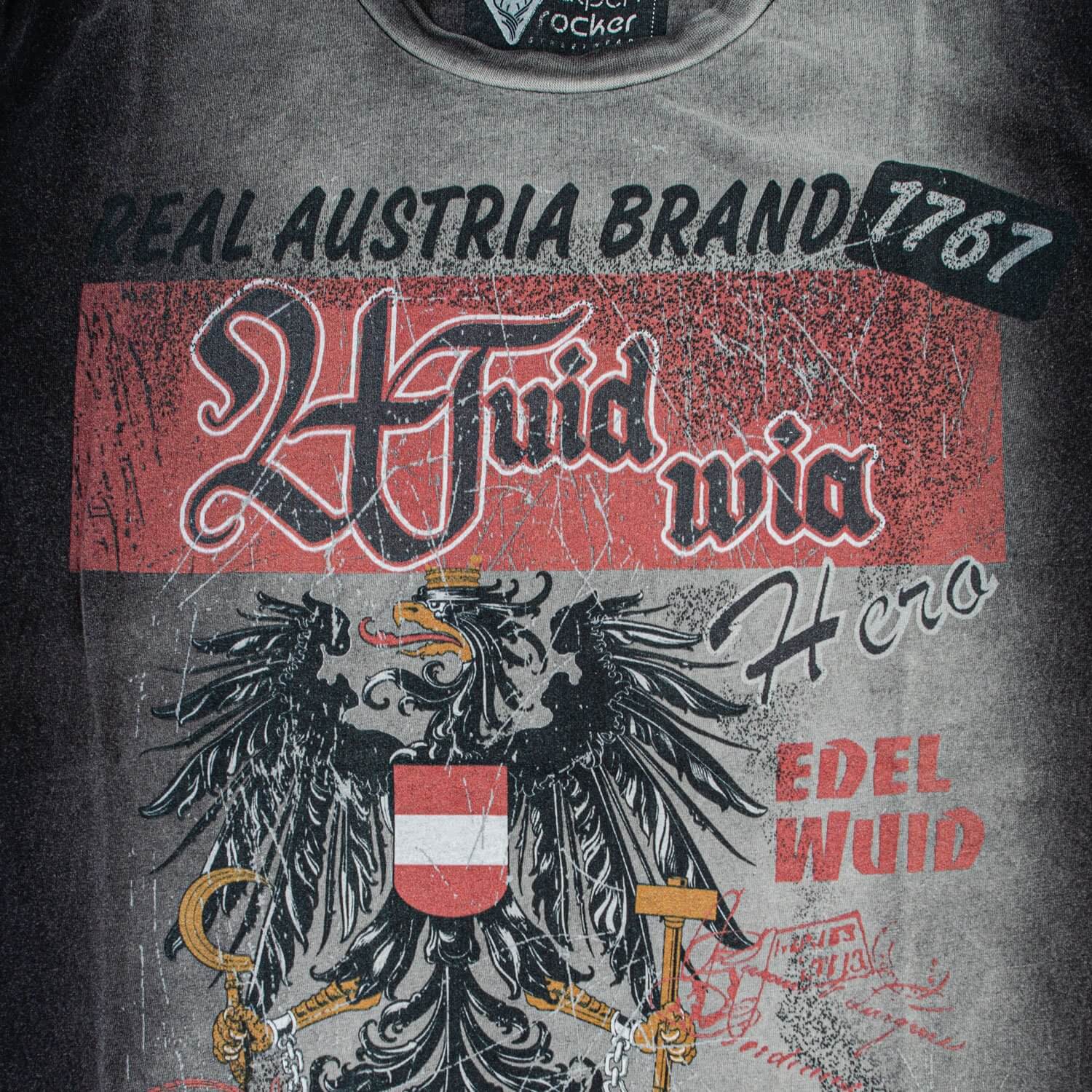 Vorderansicht des Herren T-Shirts Alpenrocker "Wuid Wia", in der Farbe Schwarz, Detail Druck