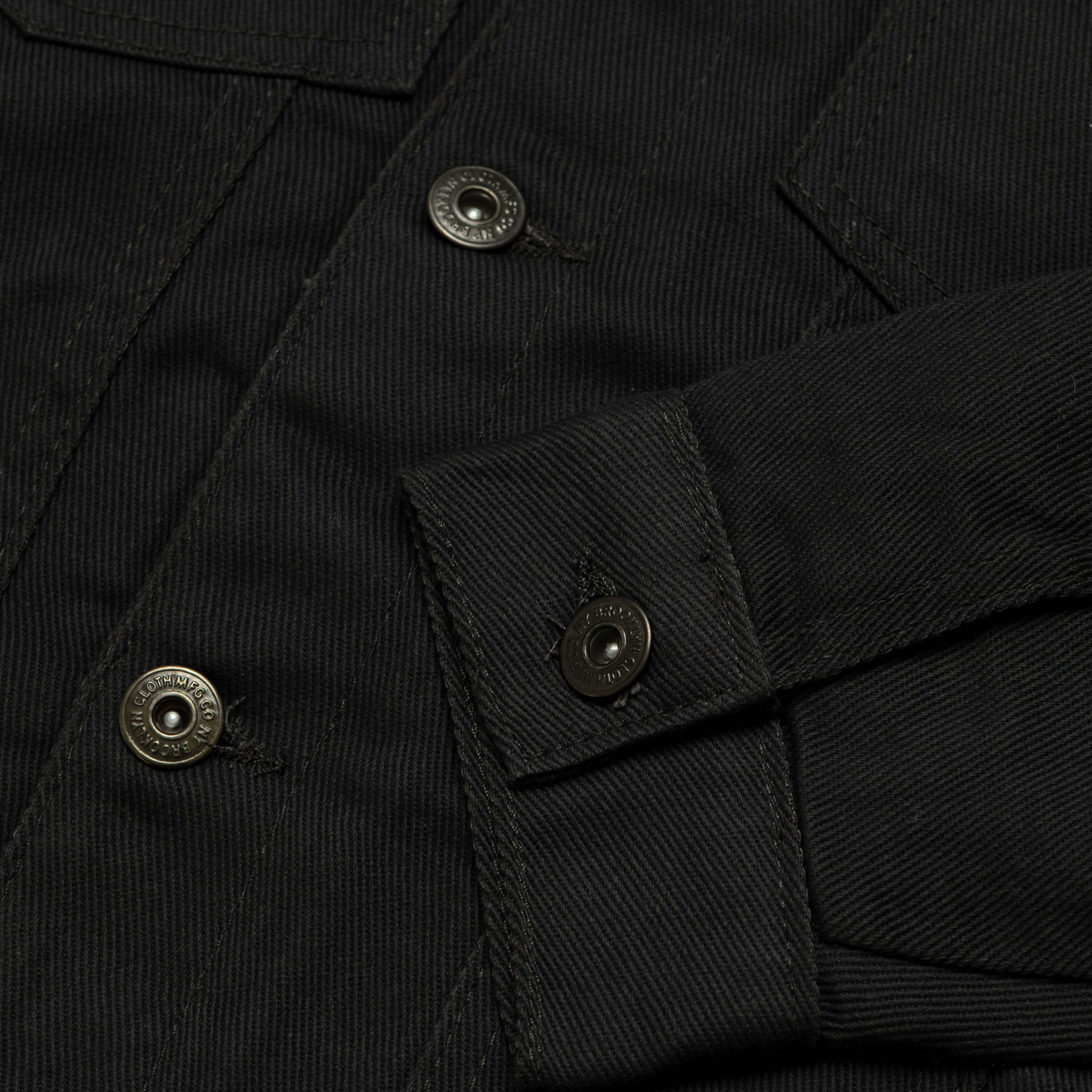 Detailansicht der Herren Twilljacke mit schwarzem Teddyfutter, in der Farbe Schwarz