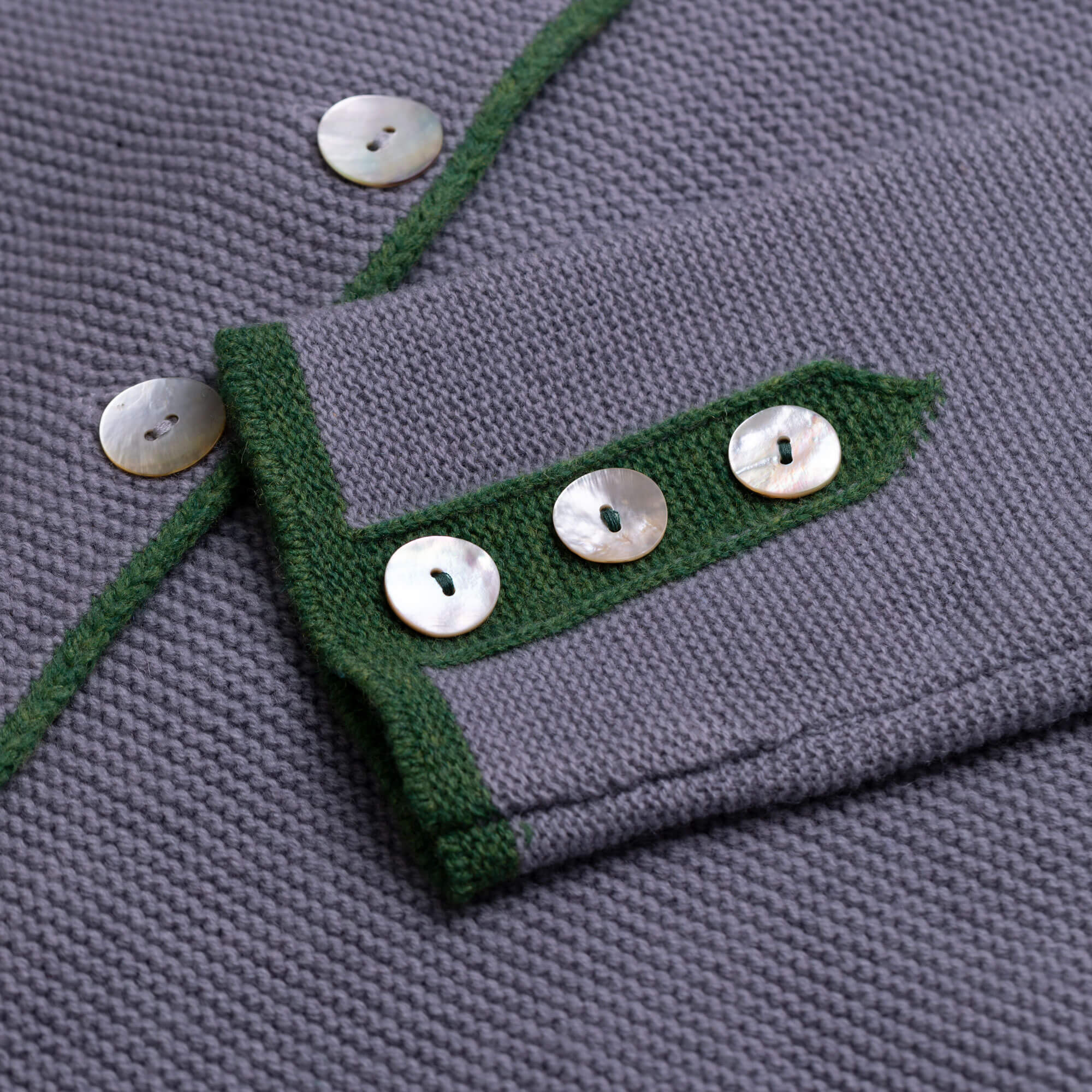 Detailansichtder der Damen Strickjacke "Attersee", in der Farbe Grau-Grün, mit Knopfleiste