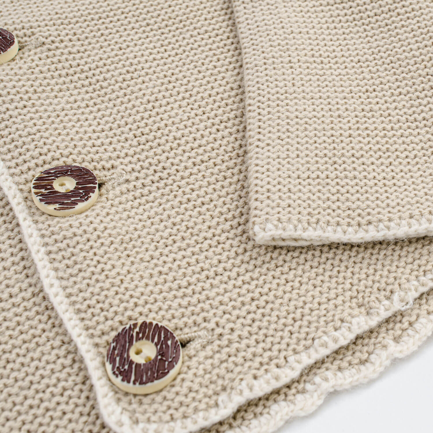 Vorderansicht der Kinder Strickjacke "Lukas", in der Farbe Beige, Detail unten