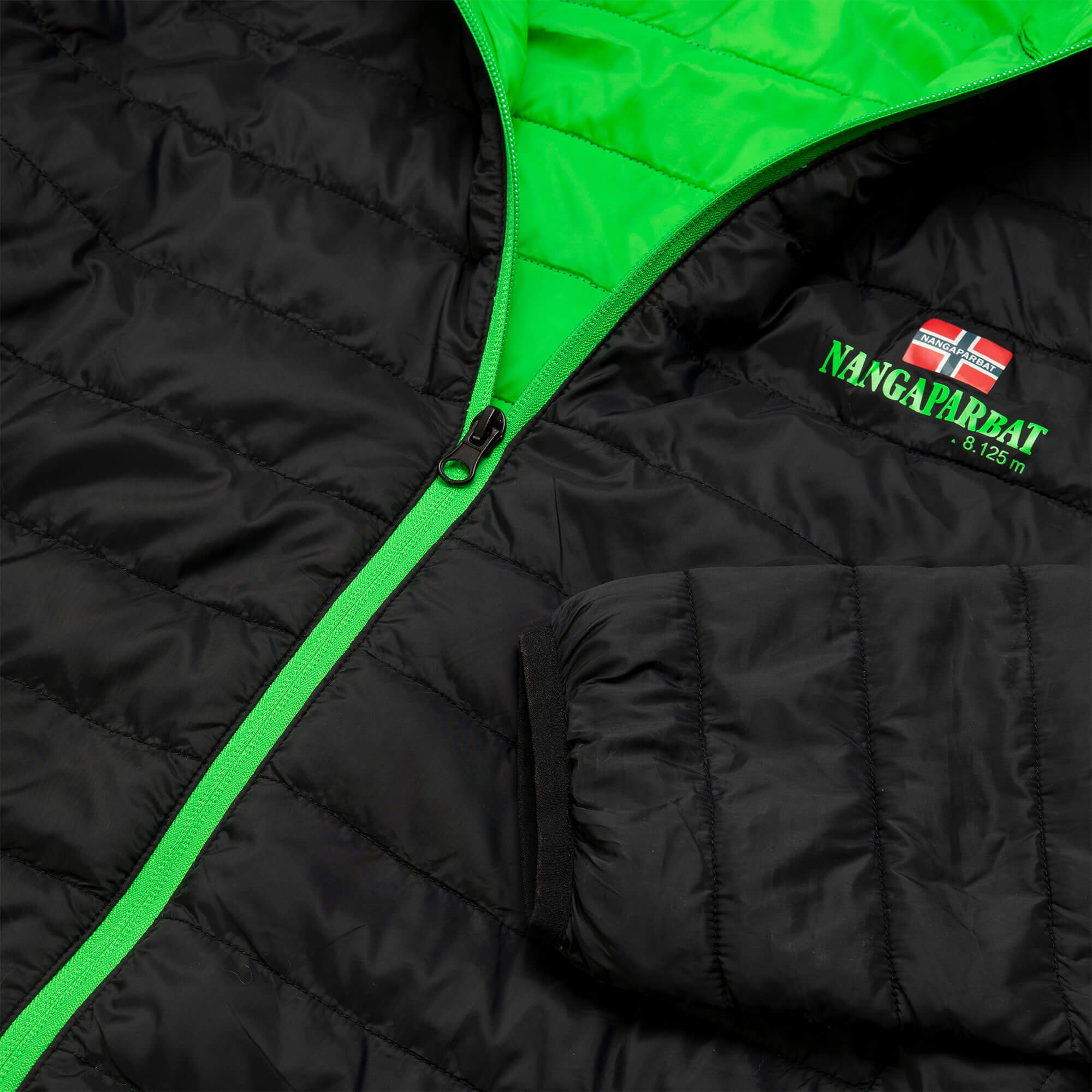 Detailansicht der ultraleichten Herren Jacke "Nangaparbat", in der Farbe Grün