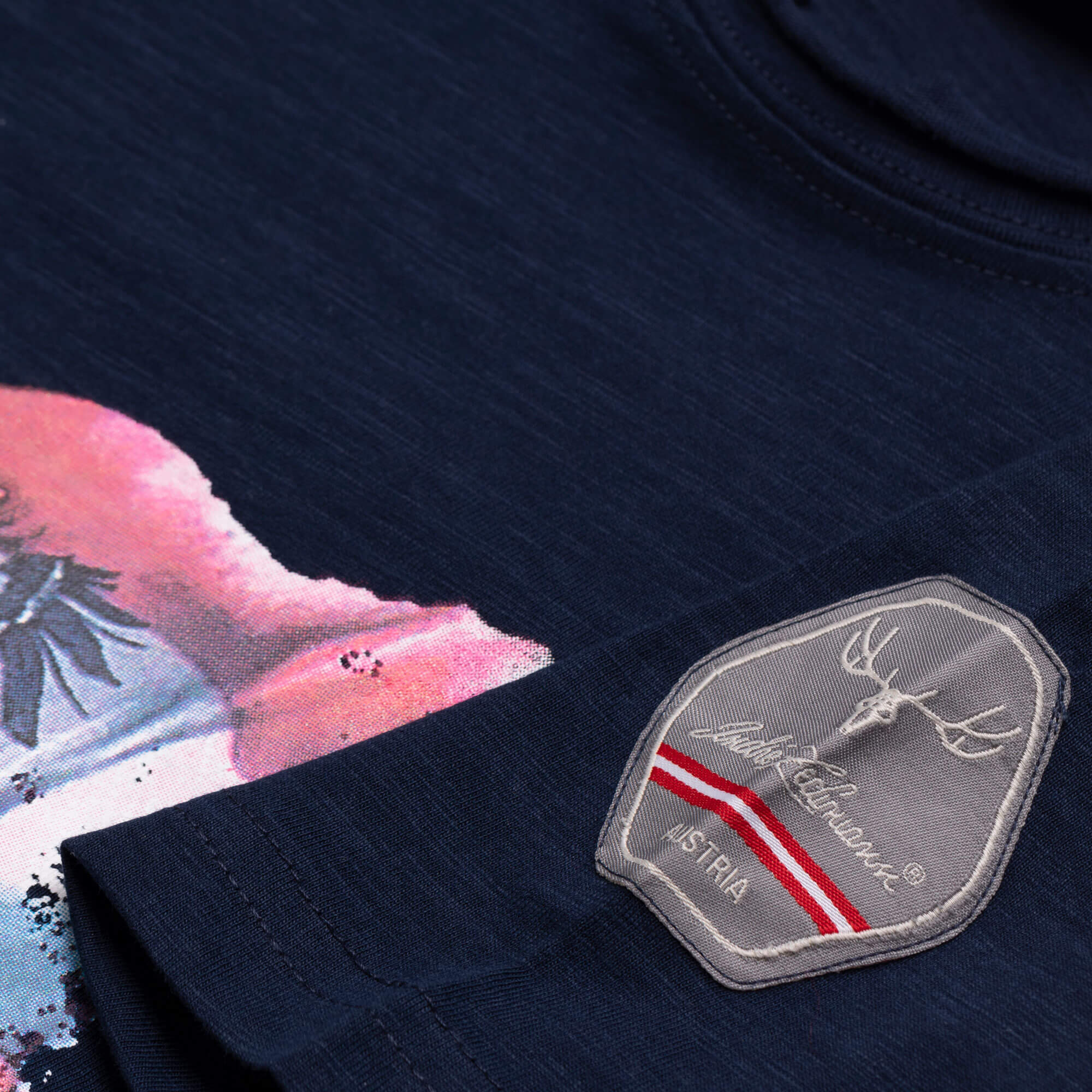 Detailansicht des Kinder T-Shirt "Austria", in der Farbe Navy, mit Patch am Ärmel