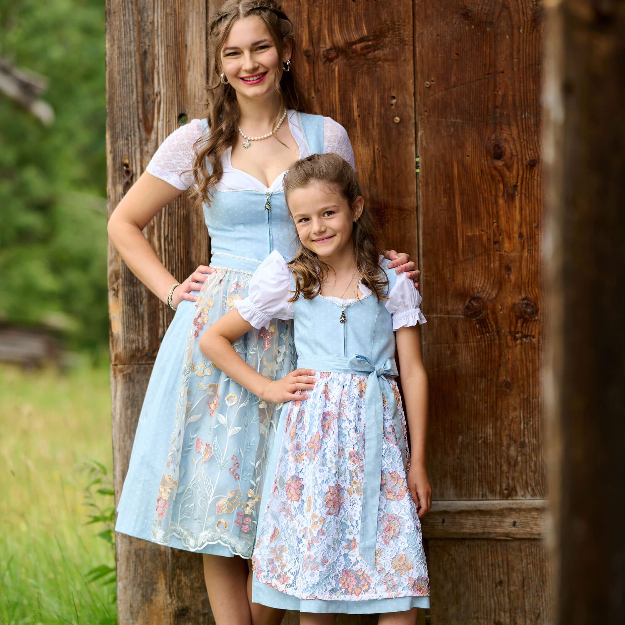 Vorderansicht des Kinder Dirndls "Ulli", in der Farbe Hellblau, von Modell getragen