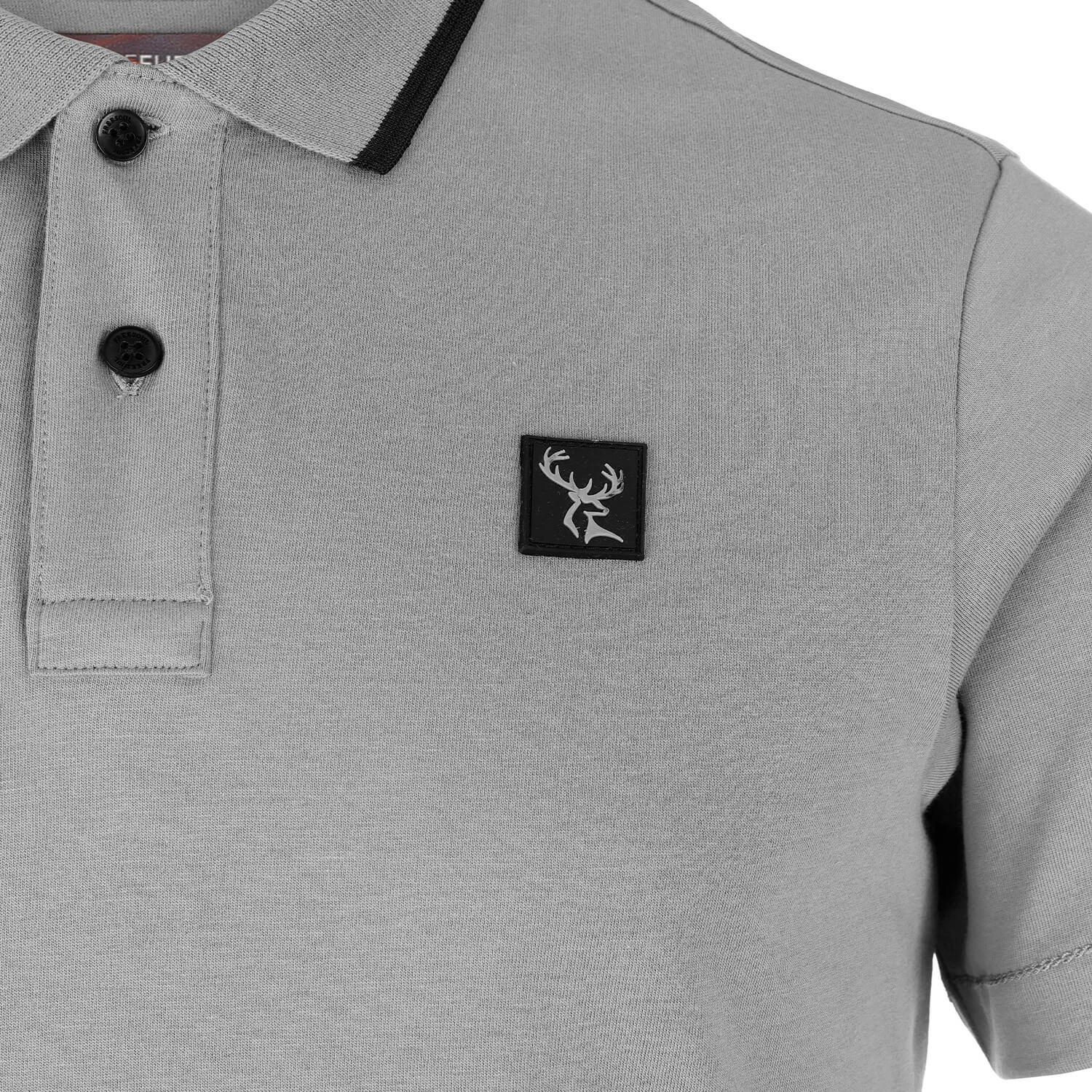 Vorderansicht des Poloshirt mit Hirsch Logo, in der Farbe Grau, Detail Logo