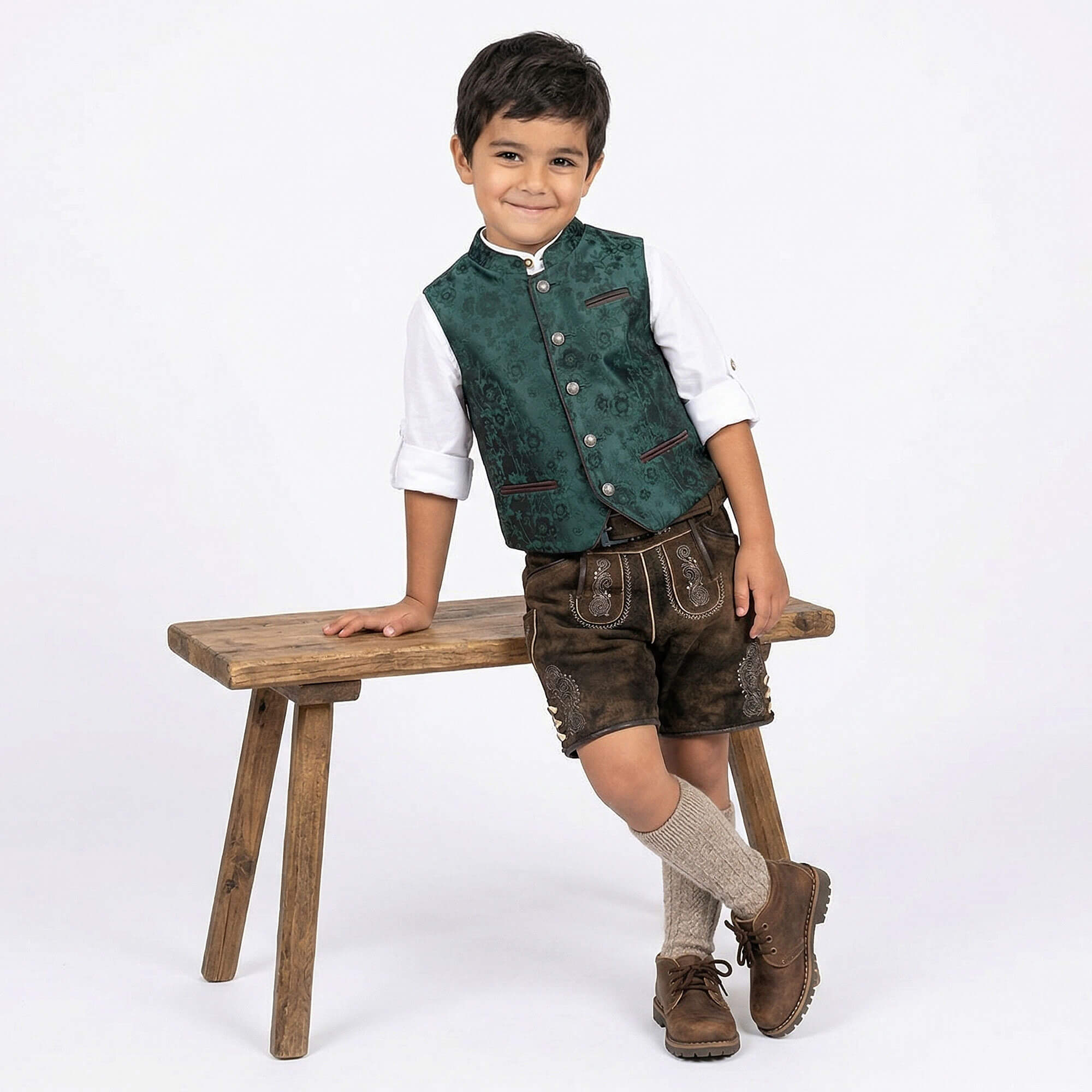 Ansicht der Kinder Lederhose "Egon" in der Farbe Braun getragen von einem Model