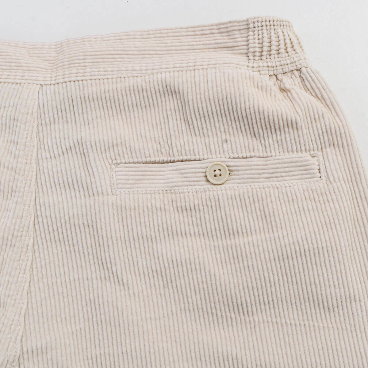 Detailansicht Tasche hinten von der Herren Cord Shorts "Sommer" in der Farbe Creme